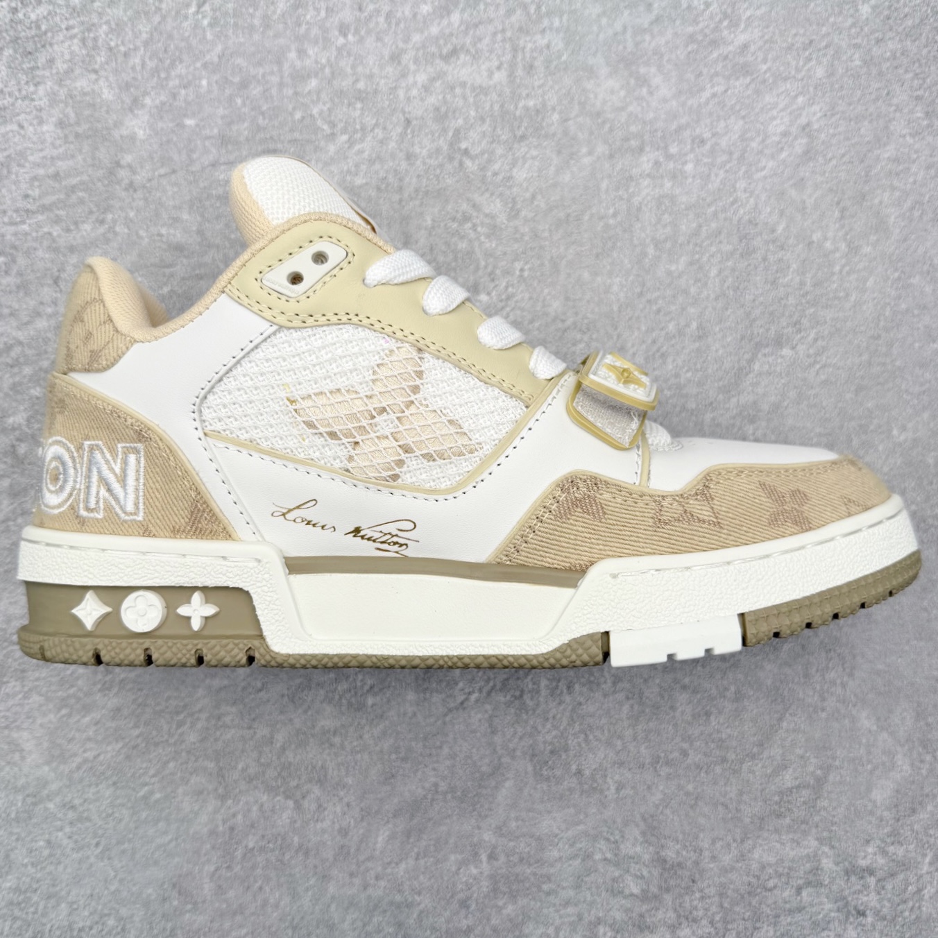 图片[2]-＃FS纯原福利 Louis Vuitton Trainer lv时装走秀运动鞋 实力大厂出品 平台专供 成熟的做工稳定的品控 完美鞋型超高的清洁度 零毛边线头瑕疵 全套原楦原纸版原鞋开模 全网最具灵魂的版型 正确原装黄色鞋盒 正确中底印花 鞋面印花3D高频深度立体 全鞋电脑针车 紧密相连 针距密度一致 环保乳胶注塑鞋垫 厚度脚感还原原版 皮面裁剪部位 统一油边封口工艺 原装橡胶大底含胶量大底组合零偏差 专柜全套包装 防尘袋 说明书 质保卡 男女鞋 尺码对应库存明细‼️-选品中心