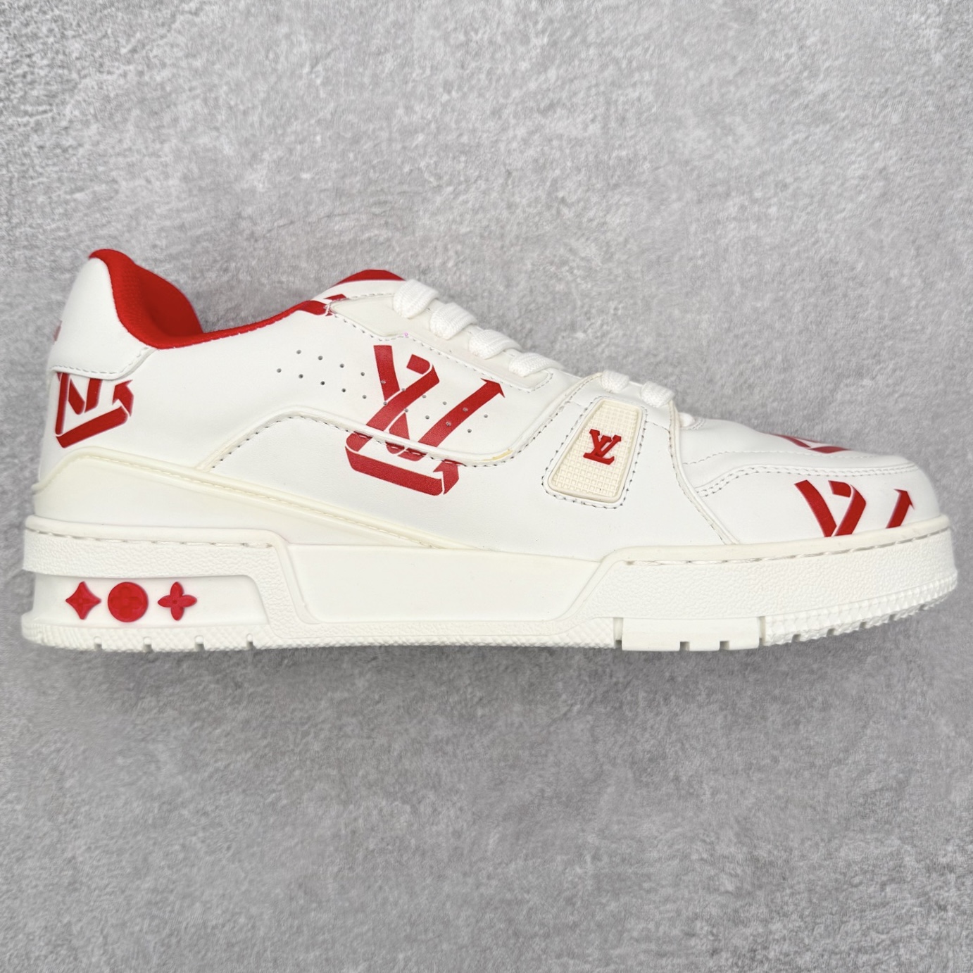 图片[8]-＃FS纯原福利 Louis Vuitton Trainer lv时装走秀运动鞋 实力大厂出品 平台专供 成熟的做工稳定的品控 完美鞋型超高的清洁度 零毛边线头瑕疵 全套原楦原纸版原鞋开模 全网最具灵魂的版型 正确原装黄色鞋盒 正确中底印花 鞋面印花3D高频深度立体 全鞋电脑针车 紧密相连 针距密度一致 环保乳胶注塑鞋垫 厚度脚感还原原版 皮面裁剪部位 统一油边封口工艺 原装橡胶大底含胶量大底组合零偏差 专柜全套包装 防尘袋 说明书 质保卡 男女鞋 尺码对应库存明细‼️-选品中心