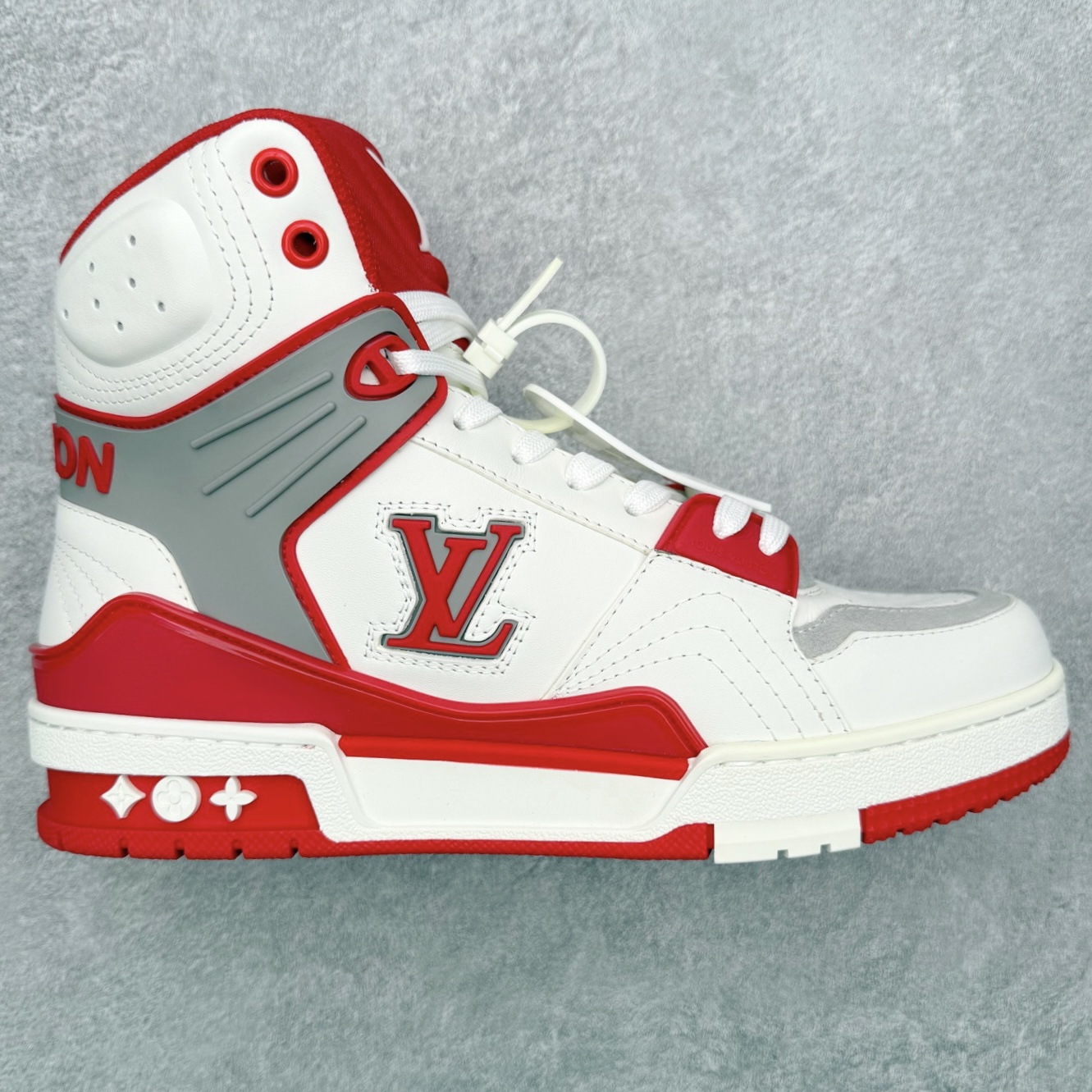 ＃FS纯原福利 Louis Vuitton Trainer lv时装走秀运动鞋 实力大厂出品 平台专供 成熟的做工稳定的品控 完美鞋型超高的清洁度 零毛边线头瑕疵 全套原楦原纸版原鞋开模 全网最具灵魂的版型 正确原装黄色鞋盒 正确中底印花 鞋面印花3D高频深度立体 全鞋电脑针车 紧密相连 针距密度一致 环保乳胶注塑鞋垫 厚度脚感还原原版 皮面裁剪部位 统一油边封口工艺 原装橡胶大底含胶量大底组合零偏差 专柜全套包装 防尘袋 说明书 质保卡 男女鞋 尺码对应库存明细‼️-选品中心