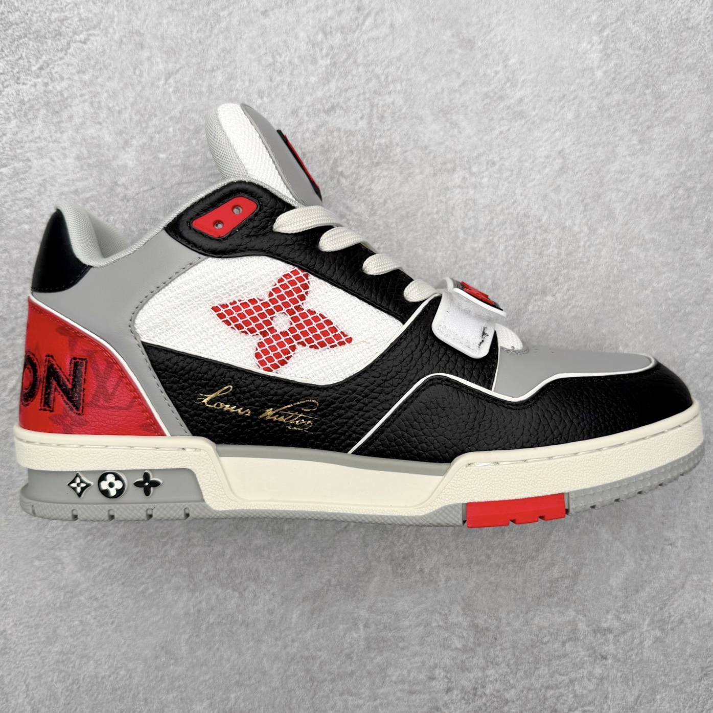 ＃FS纯原福利 Louis Vuitton Trainer lv时装走秀运动鞋 实力大厂出品 平台专供 成熟的做工稳定的品控 完美鞋型超高的清洁度 零毛边线头瑕疵 全套原楦原纸版原鞋开模 全网最具灵魂的版型 正确原装黄色鞋盒 正确中底印花 鞋面印花3D高频深度立体 全鞋电脑针车 紧密相连 针距密度一致 环保乳胶注塑鞋垫 厚度脚感还原原版 皮面裁剪部位 统一油边封口工艺 原装橡胶大底含胶量大底组合零偏差 专柜全套包装 防尘袋 说明书 质保卡 男女鞋 尺码对应库存明细‼️-选品中心