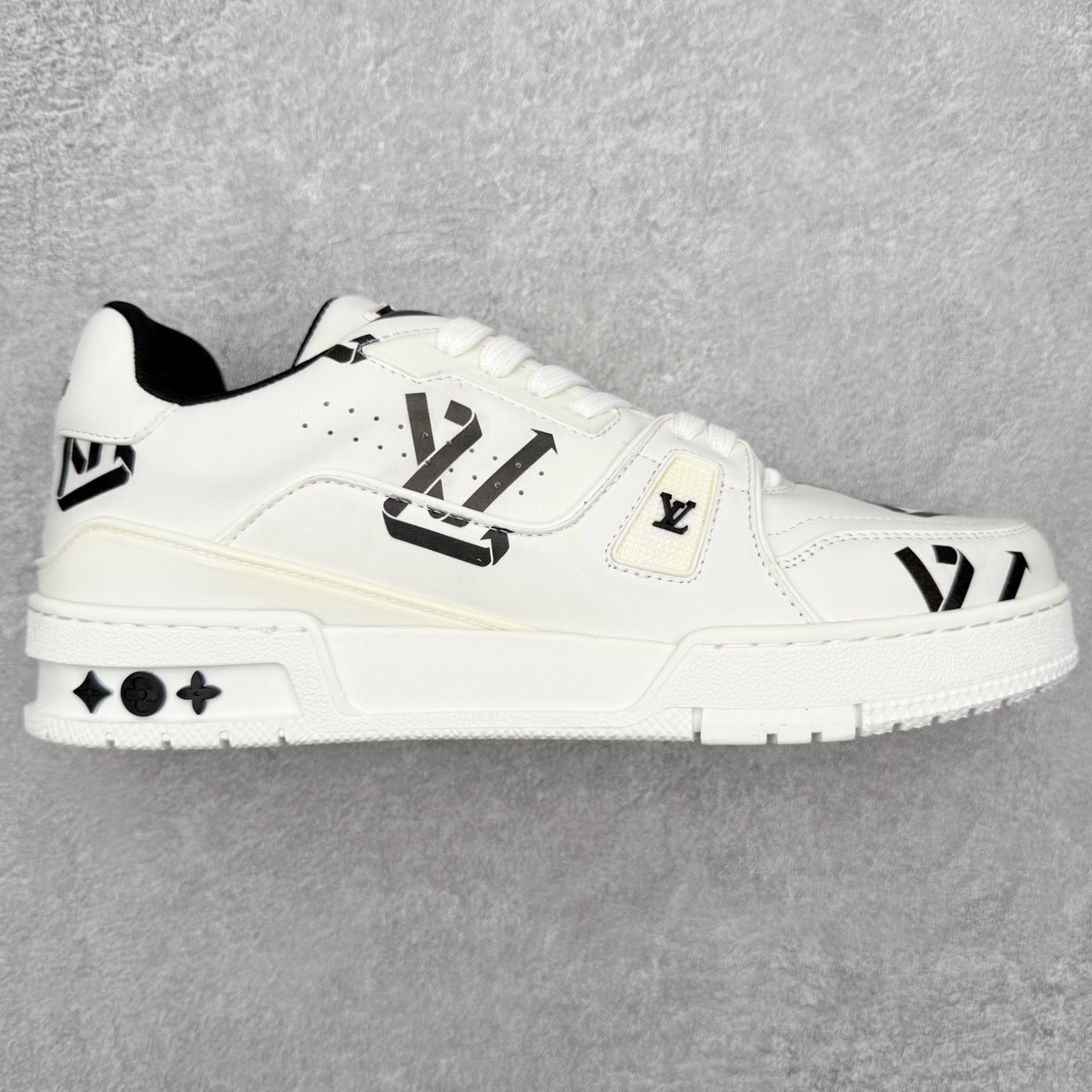 图片[7]-＃FS纯原福利 Louis Vuitton Trainer lv时装走秀运动鞋 实力大厂出品 平台专供 成熟的做工稳定的品控 完美鞋型超高的清洁度 零毛边线头瑕疵 全套原楦原纸版原鞋开模 全网最具灵魂的版型 正确原装黄色鞋盒 正确中底印花 鞋面印花3D高频深度立体 全鞋电脑针车 紧密相连 针距密度一致 环保乳胶注塑鞋垫 厚度脚感还原原版 皮面裁剪部位 统一油边封口工艺 原装橡胶大底含胶量大底组合零偏差 专柜全套包装 防尘袋 说明书 质保卡 男女鞋 尺码对应库存明细‼️-选品中心