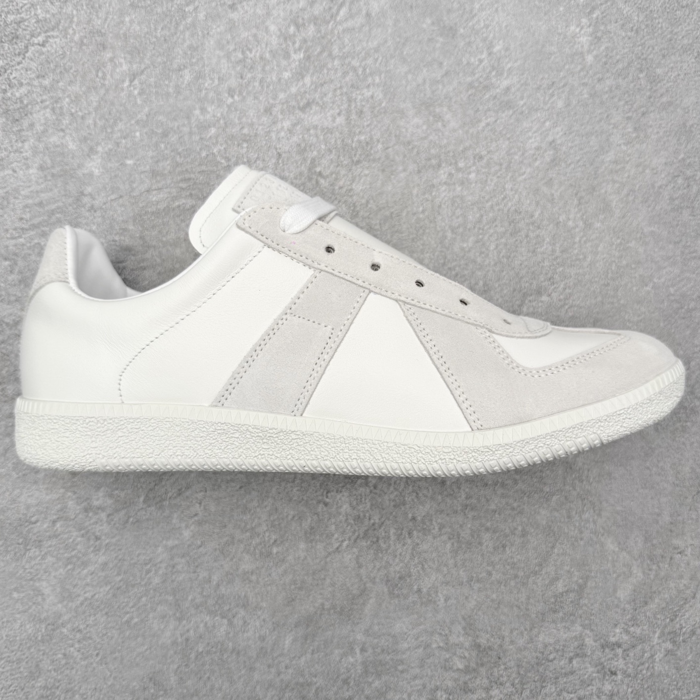 ＃GD广顶 Maison Margiela Calfskin Replica 马吉拉复古低帮时尚德训鞋 上万点击率爆款 高端零售专供批次 全套原楦原纸板原厂数据开发 全鞋荧光划线卡点 胶水把控整洁度追求极致完美 多重QC质检 超越公司货的品控标准 实实在在的免检产品 原盒原配防尘袋购物卡 全网唯一正确0-23数字排版 一比一间距字体 内里全头层小羊皮 原版防滑鞋底设计 灰色翻毛牛皮 白色细纹贝利头层皮 依照原版逐帧开发 原装淡粉纸板中底带编号钢印 尺码：35 36 36.5 37 38 39 40 41 42 42.5 43 44 44.5 45-选品中心