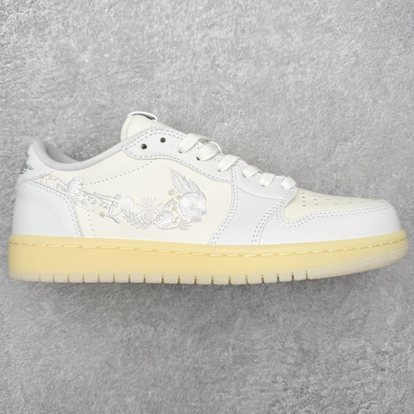 Air Jordan AJ1 Low 低帮 IF4391-100 全新流水线出品 DT版本唯一平替选择 市场第二梯队最强版 全部原鞋开发 原楦原纸板开发 全鞋电脑针车 原厂内置全掌气垫 原盒内在原标 唯一Zp原版鞋带绑法 免检产品 全新2022版型 全头层皮料 完美零毛边处理 原厂配置全掌气垫 价格定位良心 几十个配色陆续出货 实拍调校N版已经零色差零失真 百分百还原实物色彩所见即所得 不存在货不对板色差等低级问题 选购参考实物拍摄 不混卖不参货 只用心做好货严格选品 承诺混一赔十 尺码：36 36.5 37.5 38 38.5 39 40 40.5 41 42 42.5 43 44 44.5 45-选品中心