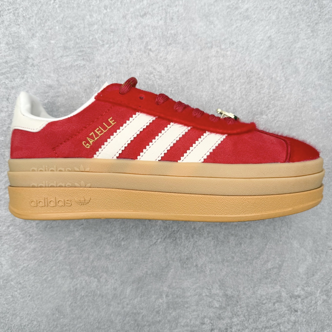 ＃纯原福利 AD Originals Gazelle Bold W 羚羊松糕系列复古百搭厚底增高低帮休闲运动板鞋 ID6998 新的一年就要换新的打扮啦！除了设定变美、健身、减肥等目标外，你已经可以利用鞋子来“偷偷改善身材比例”的愿望了！ 因为有一句话。身高不够。鞋子来凑~赶快入手以下各大运动品牌最新推出的“厚底增高运动鞋”吧。 是最好穿最百搭的长腿神器。 重点是……不仅价格不错～鞋子也不错啊！Originals的Gazelle Bold鞋款打造出「超厚底版本」！延续流线鞋型、经典麂皮材质、白色三条线和侧面烫金标志的复古外型，奶油白鞋底高度直接乘3，出门搭上它，保证一路步步高升。尺码：36 36⅔ 37⅓ 38 38⅔ 39⅓ 40-选品中心