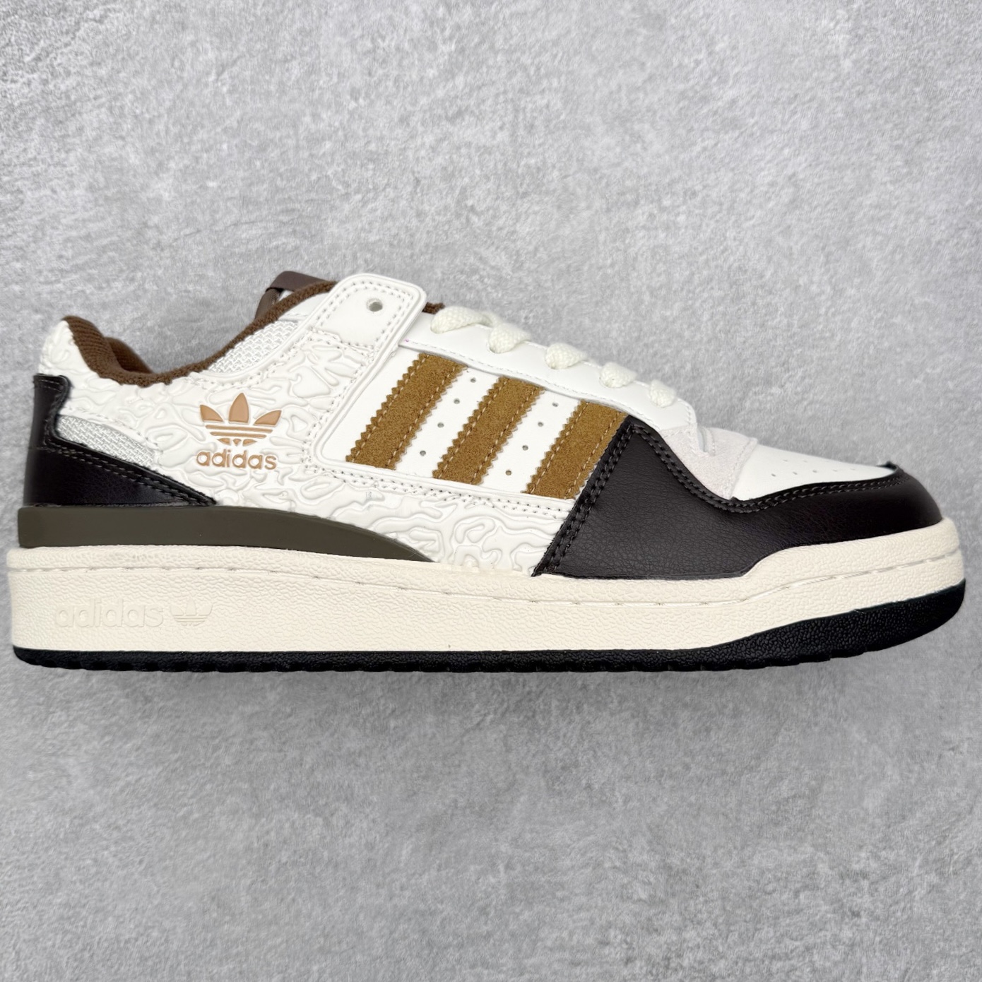 ＃福利特价 AD Forum 84 Low OG 低帮百搭潮流休闲运动板鞋 以复古篮球鞋的外形为基础 采用皮革拼接 简约百搭 更加贴合舒适 中底内侧网格造型起到点睛之笔 外底橡胶 更显复古 尺码：36 36.5 37.5 38 38.5 39 40 40.5 41 42 42.5 43 44 44.5 45-选品中心