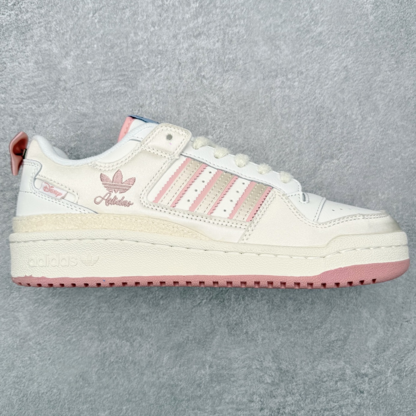 ＃福利特价 AD Forum 84 Low OG 低帮百搭潮流休闲运动板鞋 以复古篮球鞋的外形为基础 采用皮革拼接 简约百搭 更加贴合舒适 中底内侧网格造型起到点睛之笔 外底橡胶 更显复古 尺码：36 36.5 37.5 38 38.5 39 40 40.5 41 42 42.5 43 44 44.5 45-选品中心