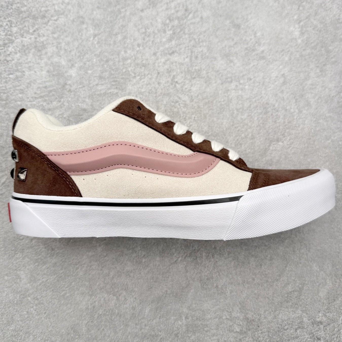 Vans Knu Skool 铆钉粉棕色 官方新款 复古休闲胖胖面包鞋 此次以铆钉元素为设计亮点，面包鞋标志性的立体大Logo搭配麂皮材质，质感拉满，后跟融合铆钉元素，街头复古风十足。 尺码：35 36 36.5 37 38 38.5 39 40 40.5 41 42 42.5 43 44 45-选品中心