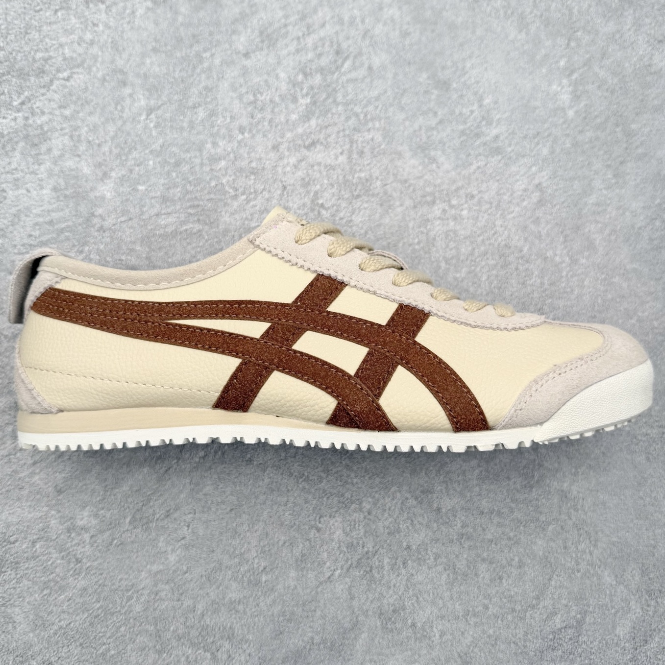 ＃纯原福利 Asics Onitsuka Tiger MEXICO 66 亚瑟士鬼冢虎复古经典板鞋 市场最强版本 原厂牛津布加持 海外订单工厂出品 超成熟稳定的做工品控 原装全套纸板楦头开发 原汁原味 完美呈现版型 私模正确鞋底咬花纹路 一比一鞋头弧度高度鞋身弧度 绝不口嗨 细节品控鞋型随意秒杀市面 原档咬花纹路私模大底 一个单元有六个三角形 总体形拼接呈现花瓣状 官方四联吊牌 原装Ortholite轻量化鞋垫 原盒原配 质保卡 说明书 钢印防尘纸 纸板中底带钢印 乳胶组合鞋垫 支持全方位的对比专柜 产品从款式颜色造型上体现出追求舒适和细节的完美 鞋类更是推崇手工制作的严谨与完美 融舒适性与可穿性的设计风格 注重细节的完美和别致魅力 既保持稳重 又不失轻松的时尚感 尺码：36 37 37.5 38 39 39.5 40 40.5 41.5 42 42.5 43.5 44 45-选品中心