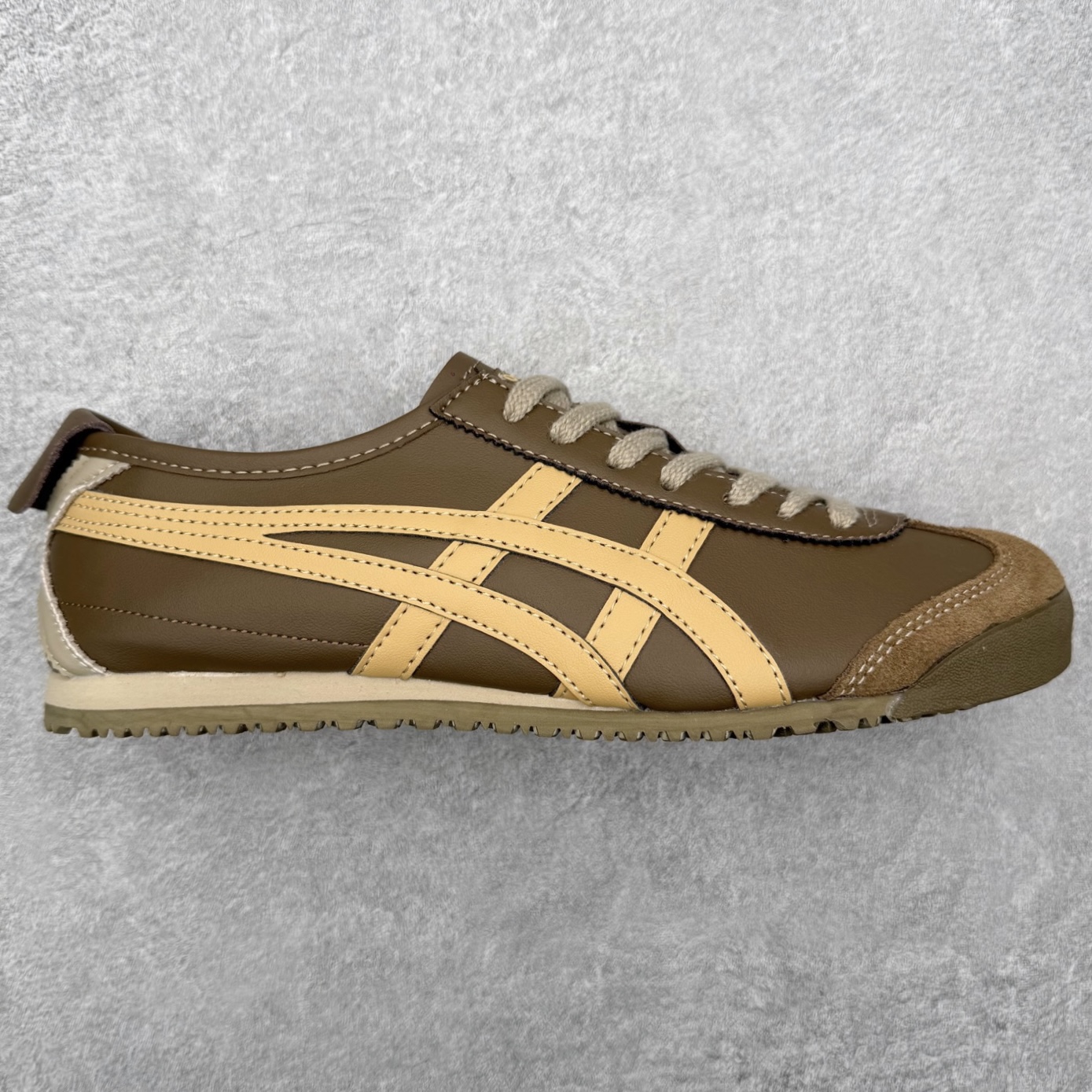 ＃纯原福利 Asics Onitsuka Tiger MEXICO 66 亚瑟士鬼冢虎复古经典板鞋 市场最强版本 原厂牛津布加持 海外订单工厂出品 超成熟稳定的做工品控 原装全套纸板楦头开发 原汁原味 完美呈现版型 私模正确鞋底咬花纹路 一比一鞋头弧度高度鞋身弧度 绝不口嗨 细节品控鞋型随意秒杀市面 原档咬花纹路私模大底 一个单元有六个三角形 总体形拼接呈现花瓣状 官方四联吊牌 原装Ortholite轻量化鞋垫 原盒原配 质保卡 说明书 钢印防尘纸 纸板中底带钢印 乳胶组合鞋垫 支持全方位的对比专柜 产品从款式颜色造型上体现出追求舒适和细节的完美 鞋类更是推崇手工制作的严谨与完美 融舒适性与可穿性的设计风格 注重细节的完美和别致魅力 既保持稳重 又不失轻松的时尚感 尺码：36 37 37.5 38 39 39.5 40 40.5 41.5 42 42.5 43.5 44 45-选品中心
