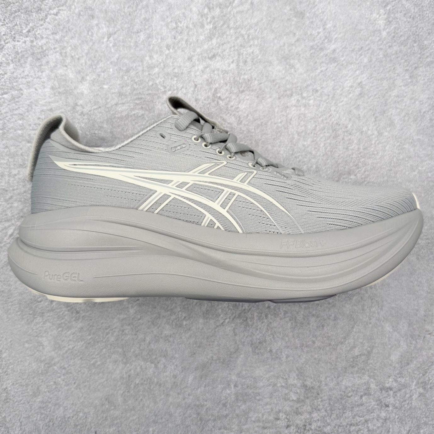 Asics GEL-Nimbus 28 亚瑟士缓震跑鞋 近年复古风潮的势头很旺 ASICS一直坚信保持身体的健康与活力是打造健康快乐的生活方式的最佳途径 ASICS为复古鞋型注入新设计 为玩家的街头穿搭提供了更多可能 GEL-NIMBUSTM9运动鞋最初是为中立和仰卧跑步者设计的长距离训练器 采用原始材料和关键细节重新设计 其Y2K时代的工业外观也被大胆的对比和色块所抵消 尺码：36 36.5 37.5 38 38.5 39 40 40.5 41.5 42 42.5 43.5 44 44.5 45-选品中心