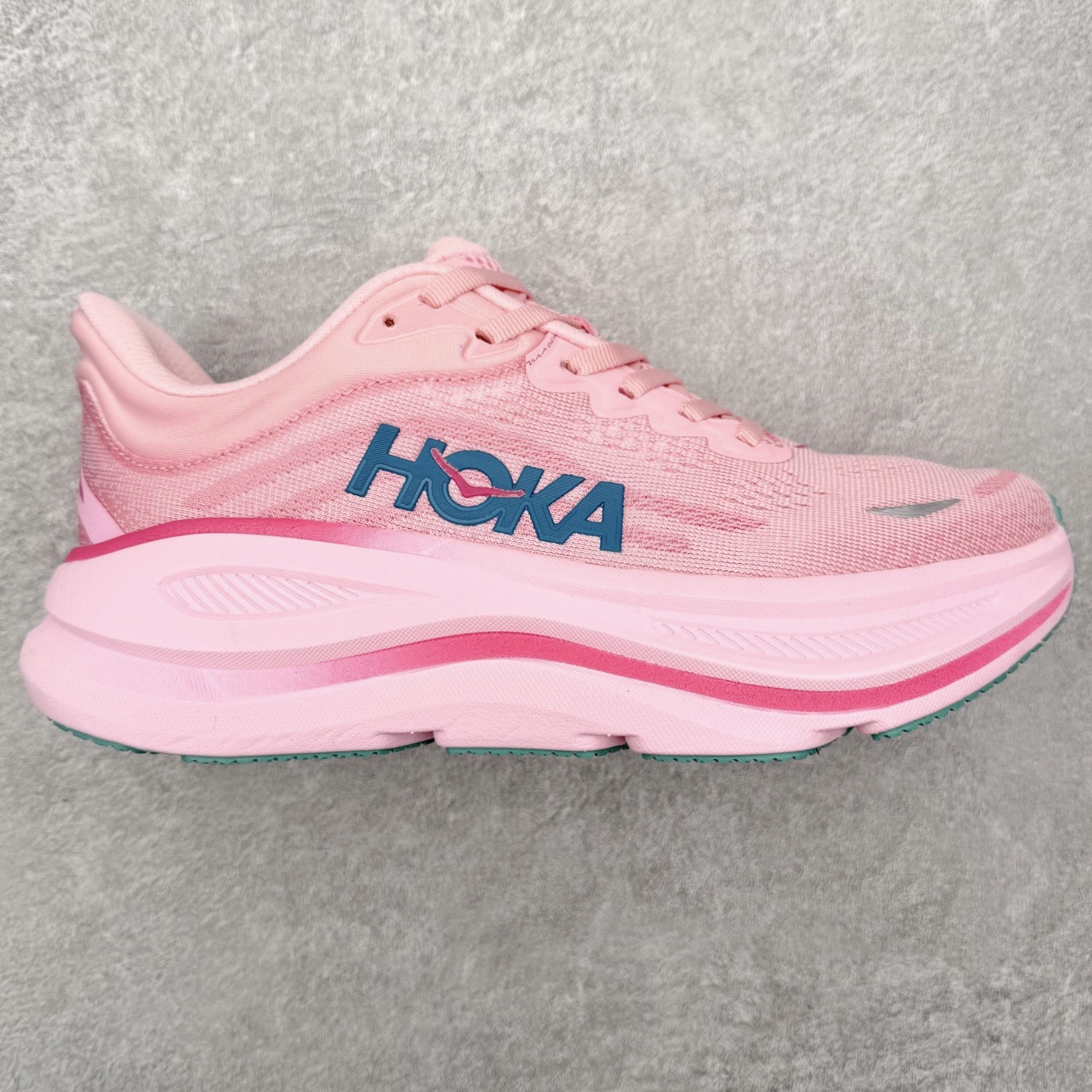 HOKA ONE ONE Bondi 9 WIDE 邦迪九代舒适防滑耐磨低帮休闲跑步鞋 HOKA ONE ONE是来自美国的跑步鞋知名品牌，创立于2009年，始终致力于为所有跑者提供更新、更好的跑步装备。相比常规跑鞋，HOKA ONE ONE特别研发使用性能独特的几何形跑鞋中底，此种鞋底更厚、更高、回弹性也更好，除了卓越的缓冲性能，它还能內各种阶段的跑者带来更具动感、更加稳定的跑步体验。HOKAONE ONE从设计之初就清楚意识到，要保证跑者步幅的均匀一致，双脚自然而然的运动至关重要。尺码：36 36.5 37.5 38 38.5 39 40 40.5 41 42 42.5 43 44 44.5 45-选品中心