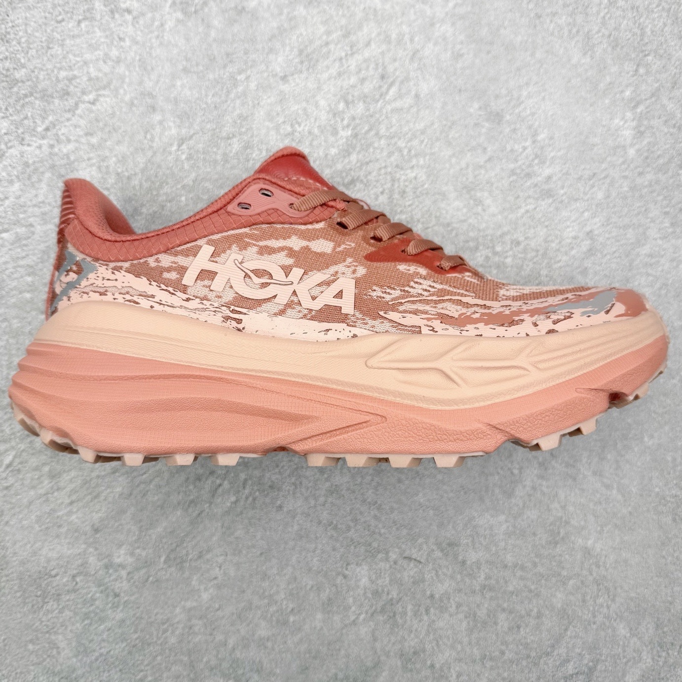 HOKA ONE ONE Stinson 7 ATR 斯廷森7代系列低帮全地形厚底轻量运动越野跑鞋 HOKA ONE ONE总是以独特的方式 Stinson ATR 主打整个HOKA系列中最出色最厚中底设计 堪称名副其实的“减震王” 这一款多功能全地形跑鞋采用以废旧塑料制成的尤尼菲 Reprieve再生面料 比其前代产品的重量更轻、稳定性更高 与鞋带一体化设计的全新孔眼可提供独立的支撑 精心打磨的后跟鞋口圈可带来松软契合的舒适脚感 而紧密分布的凸耳则可以确保绝佳的稳定性 尺码：36 36.5 37.5 38 38.5 39 40 40.5 41 42 42.5 43 44 44.5 45-选品中心