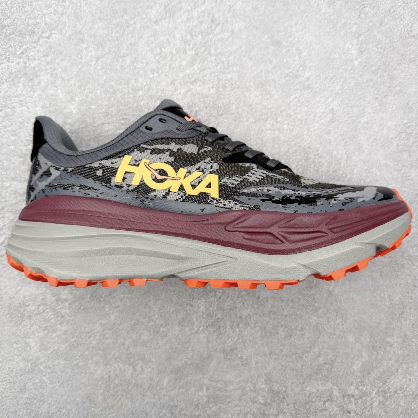 HOKA ONE ONE Stinson 7 ATR 斯廷森7代系列低帮全地形厚底轻量运动越野跑鞋 HOKA ONE ONE总是以独特的方式 Stinson ATR 主打整个HOKA系列中最出色最厚中底设计 堪称名副其实的“减震王” 这一款多功能全地形跑鞋采用以废旧塑料制成的尤尼菲 Reprieve再生面料 比其前代产品的重量更轻、稳定性更高 与鞋带一体化设计的全新孔眼可提供独立的支撑 精心打磨的后跟鞋口圈可带来松软契合的舒适脚感 而紧密分布的凸耳则可以确保绝佳的稳定性 尺码：36 36.5 37.5 38 38.5 39 40 40.5 41 42 42.5 43 44 44.5 45-选品中心