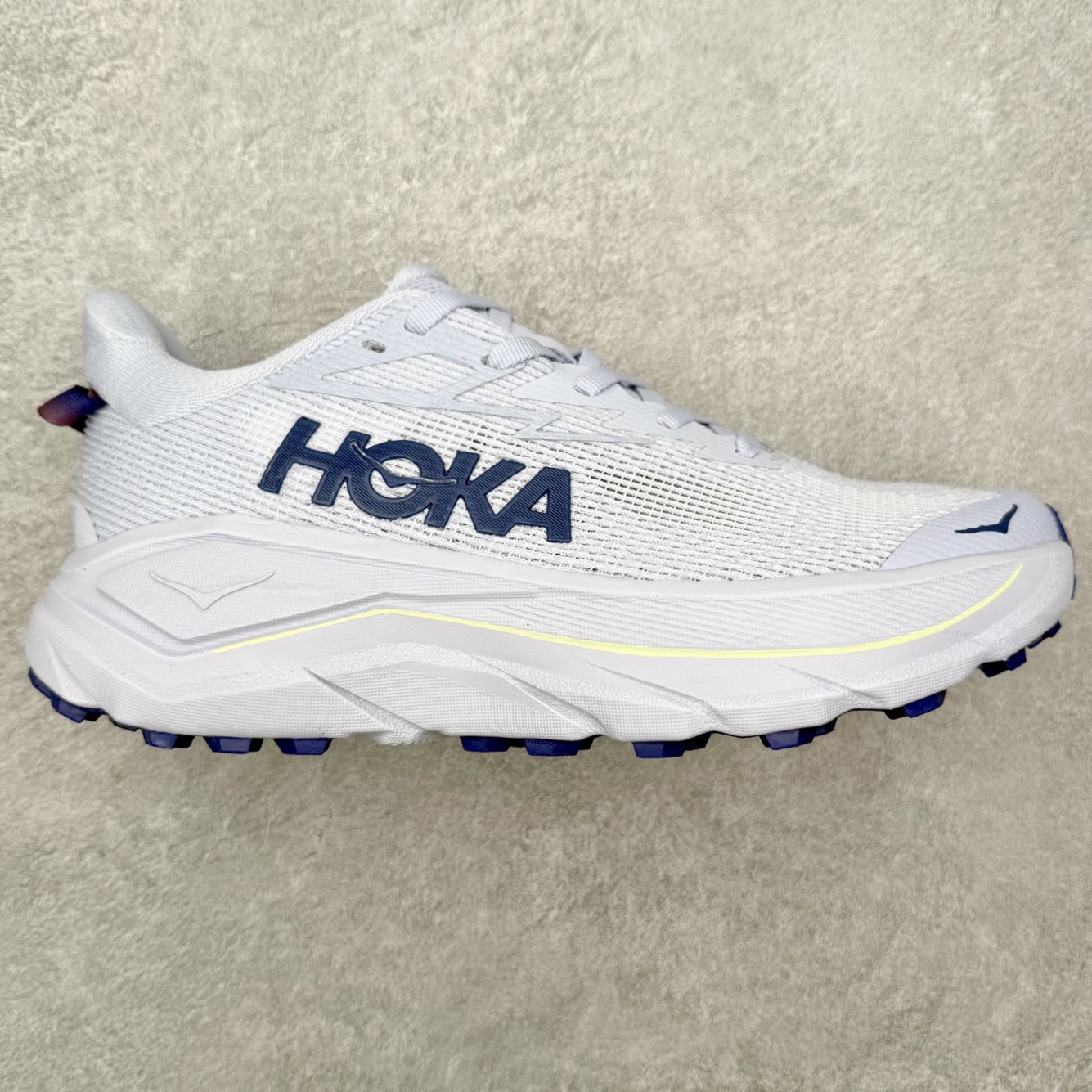 HOKA ONE ONE Challenger ATR 8 挑战者八代轻便耐磨防滑跑步鞋 新一代Challenger泡棉中底减重10% 增加3mm强化缓震、打造Q弹脚感 后跟采用延伸设计 加强跟腱保护、便于穿脱 搭配环保工程网布增加透气、短靴细节防止碎石进入 重新设计的大底以轮胎刻纹为灵感 以更密集的全大底水波刻纹 搭配加大面积的高耐磨橡胶与4mm大刻纹设计 增加整体抓地力与稳定性 尺码：36 36.5 37.5 38 38.5 39 40 40.5 41 42 42.5 43 44 44.5 45-选品中心