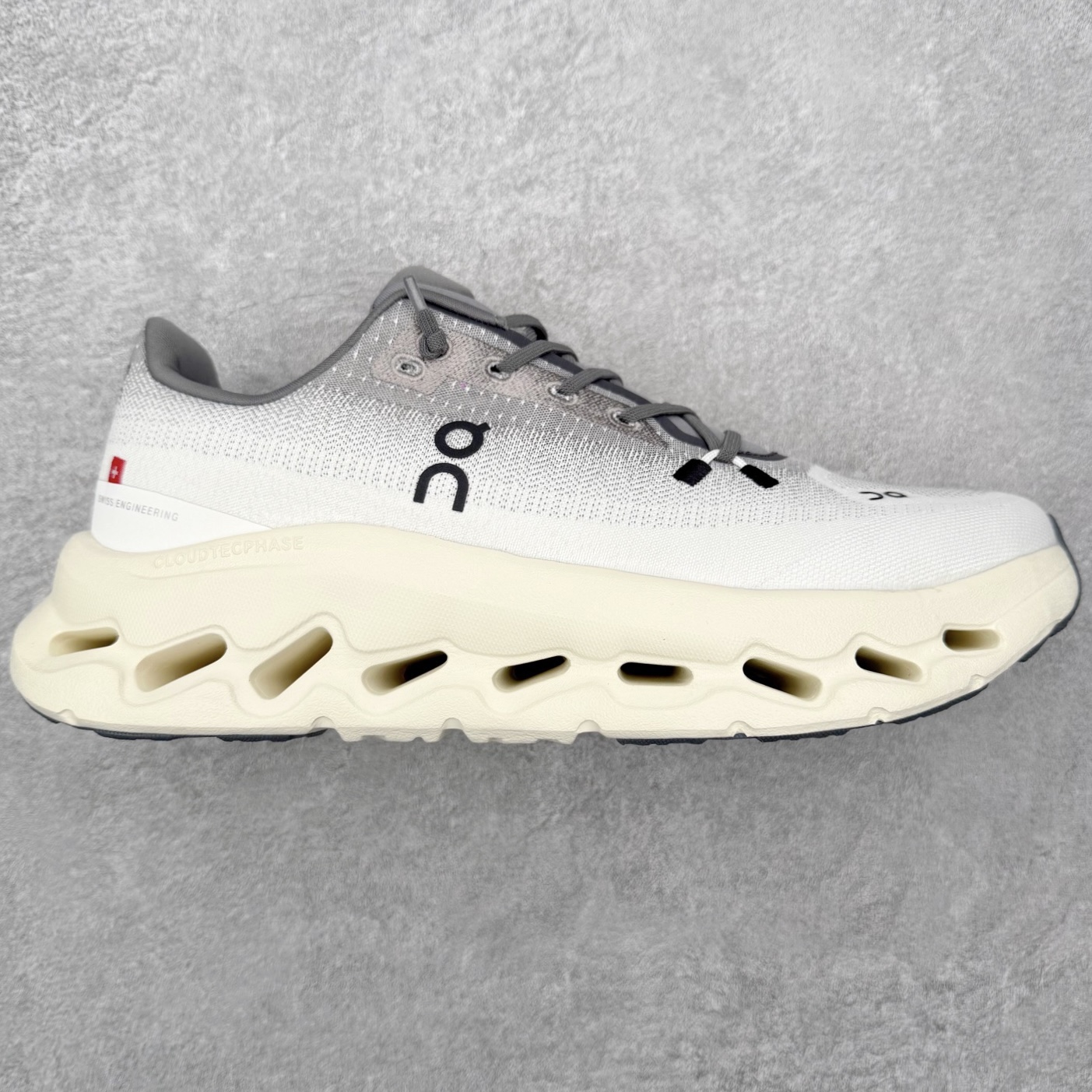 On昂跑 Cloudtilt 圆头系带减震耐磨低帮生活休闲鞋 此运动品牌 开创于2010年 缓震着陆、强效回弹、轻柔质感的设计构思始终是ON研制关键 与此同时基于“为全球提供革新性的跑步感受”信念 陆续推出了多款跑鞋及其以专业运动人体跑步工程学为设计关键的功能性跑步服饰设备 让跑者不费力气地畅快畅跑 尺码：36 36.5 37.5 38 38.5 39 40 40.5 41 42 42.5 43 44 44.5 45-选品中心