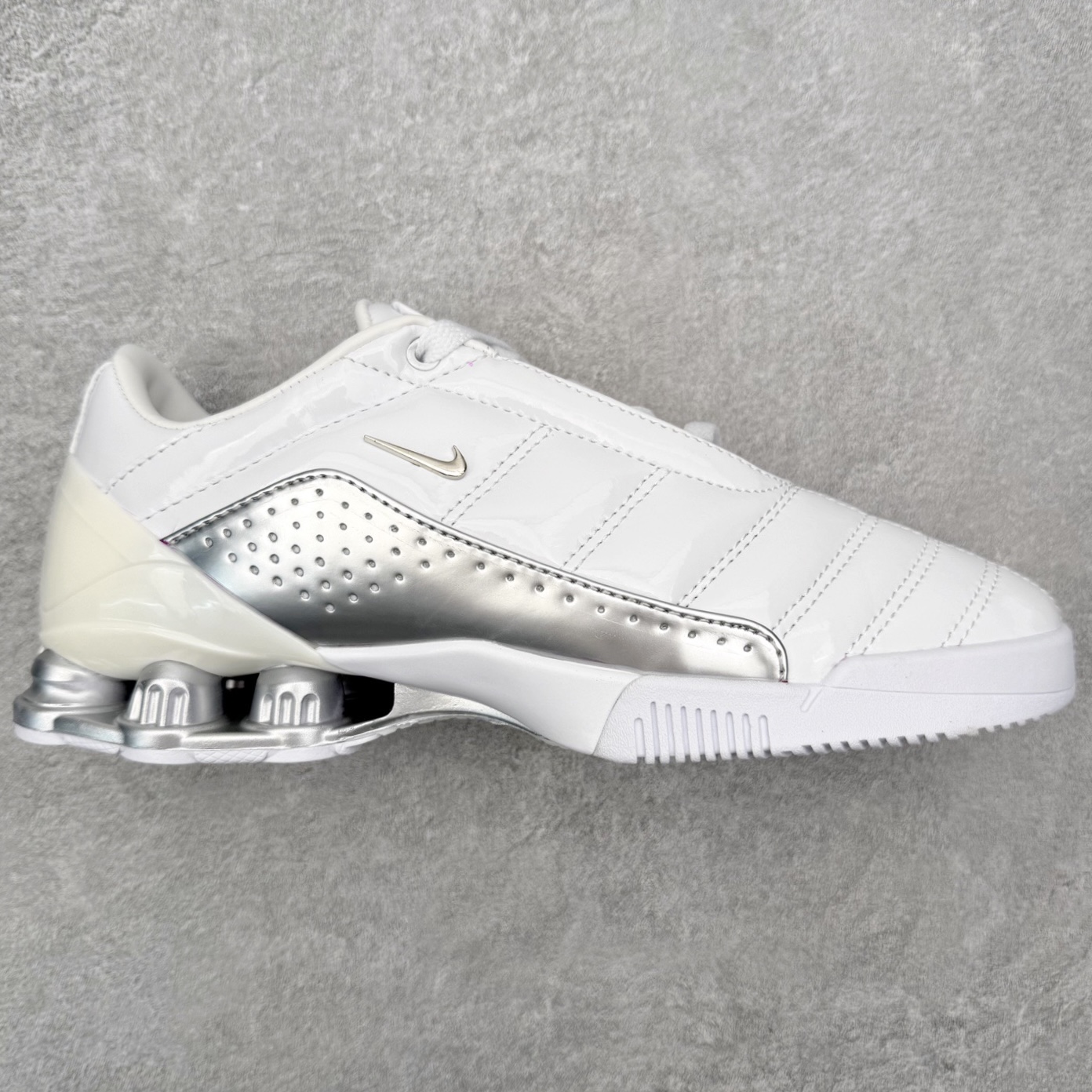 NK Total 90 Shox Secutor Magia 百搭舒适 耐磨 足球鞋 实拍调校N版已经零色差零失真 百分百还原实物色彩所见即所得 不存在货不对板色差等低级问题 选购参考实物拍摄 不混卖不参货 只用心做好货严格选品 承诺混一赔十 尺码：36 36.5 37.5 38 38.5 39 40 40.5 41 42 42.5 43 44 44.5 45-选品中心