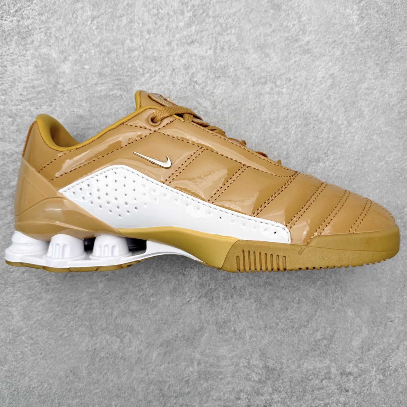 NK Total 90 Shox Secutor Magia 百搭舒适 耐磨 足球鞋 实拍调校N版已经零色差零失真 百分百还原实物色彩所见即所得 不存在货不对板色差等低级问题 选购参考实物拍摄 不混卖不参货 只用心做好货严格选品 承诺混一赔十 尺码：36 36.5 37.5 38 38.5 39 40 40.5 41 42 42.5 43 44 44.5 45-选品中心