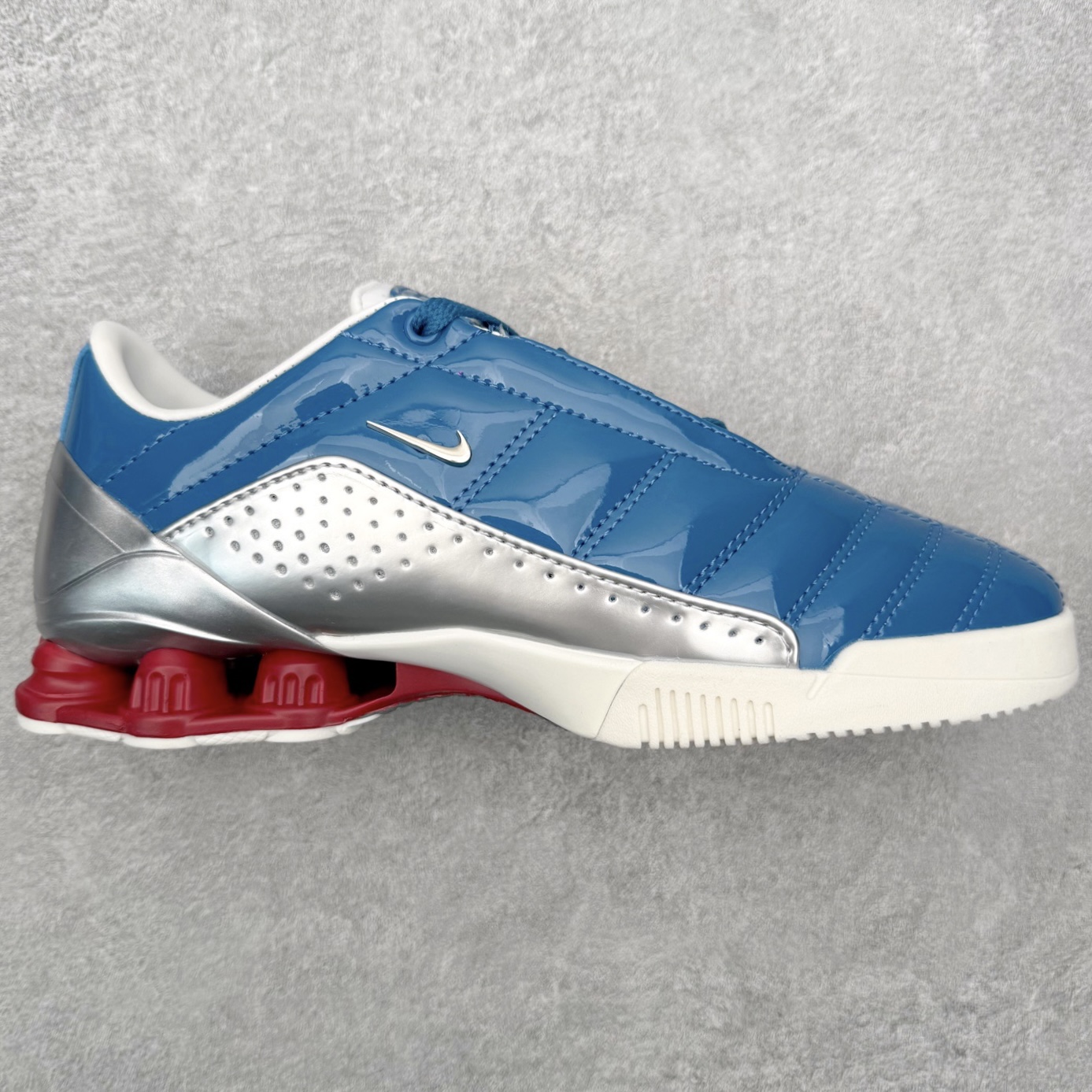 NK Total 90 Shox Secutor Magia 百搭舒适 耐磨 足球鞋 实拍调校N版已经零色差零失真 百分百还原实物色彩所见即所得 不存在货不对板色差等低级问题 选购参考实物拍摄 不混卖不参货 只用心做好货严格选品 承诺混一赔十 尺码：36 36.5 37.5 38 38.5 39 40 40.5 41 42 42.5 43 44 44.5 45-选品中心