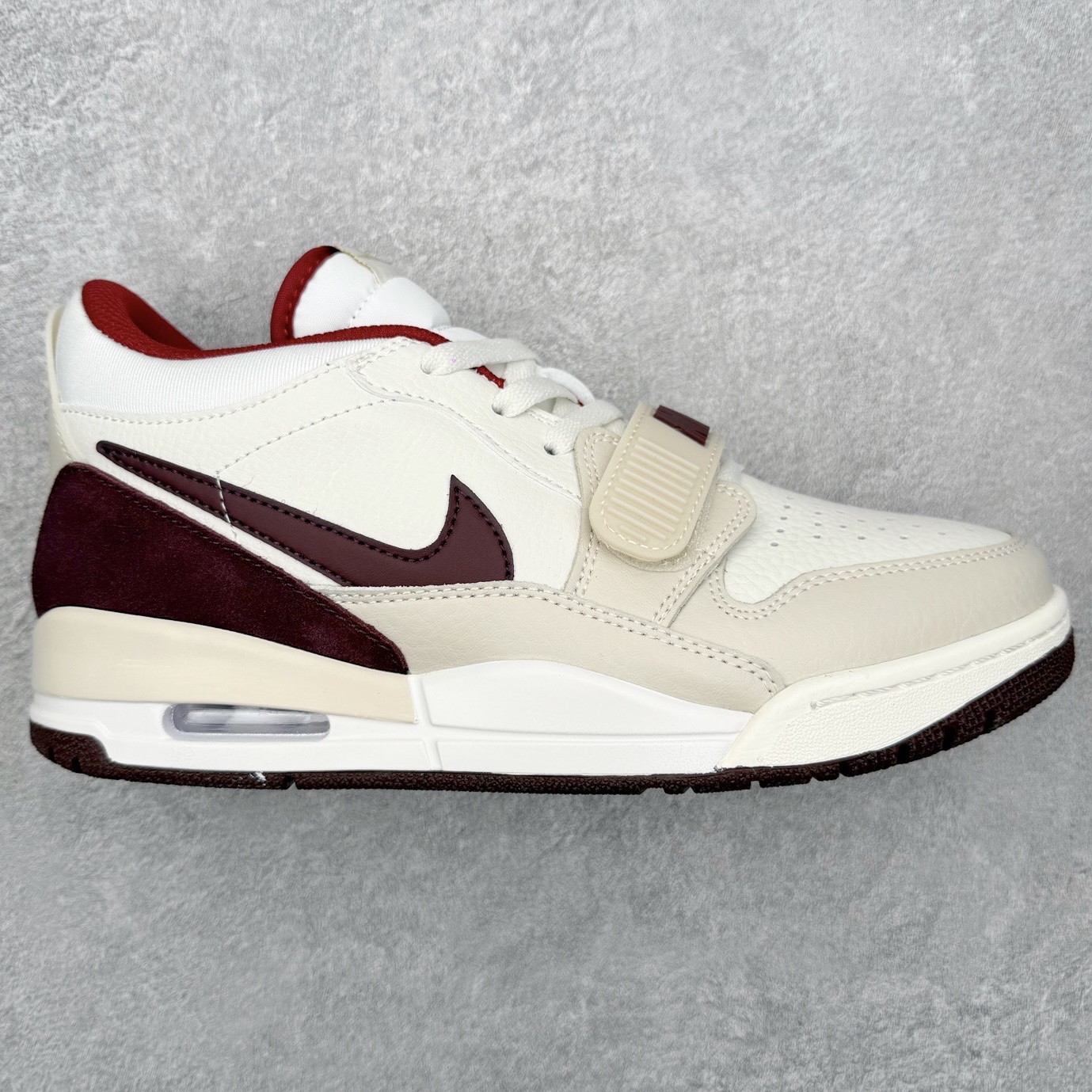 Air Jordan Legacy AJ312 低帮 IB4712-161 鞋身采用了皮革材质打造 横跨鞋面的魔术贴十分吸睛 侧面的Swoosh Logo的一部分被鞋面遮挡了一部分 颇具玩味 魔术贴上标有NK标识 而鞋舌上是Jordan的经典飞翼Logo 后跟和鞋底均采用了Air Jordan 3 的设计 后跟上同样也使用了经典的爆裂纹图案 尺码：36 36.5 37.5 38 38.5 39 40 40.5 41 42 42.5 43 44 44.5 45 46 47.5-选品中心