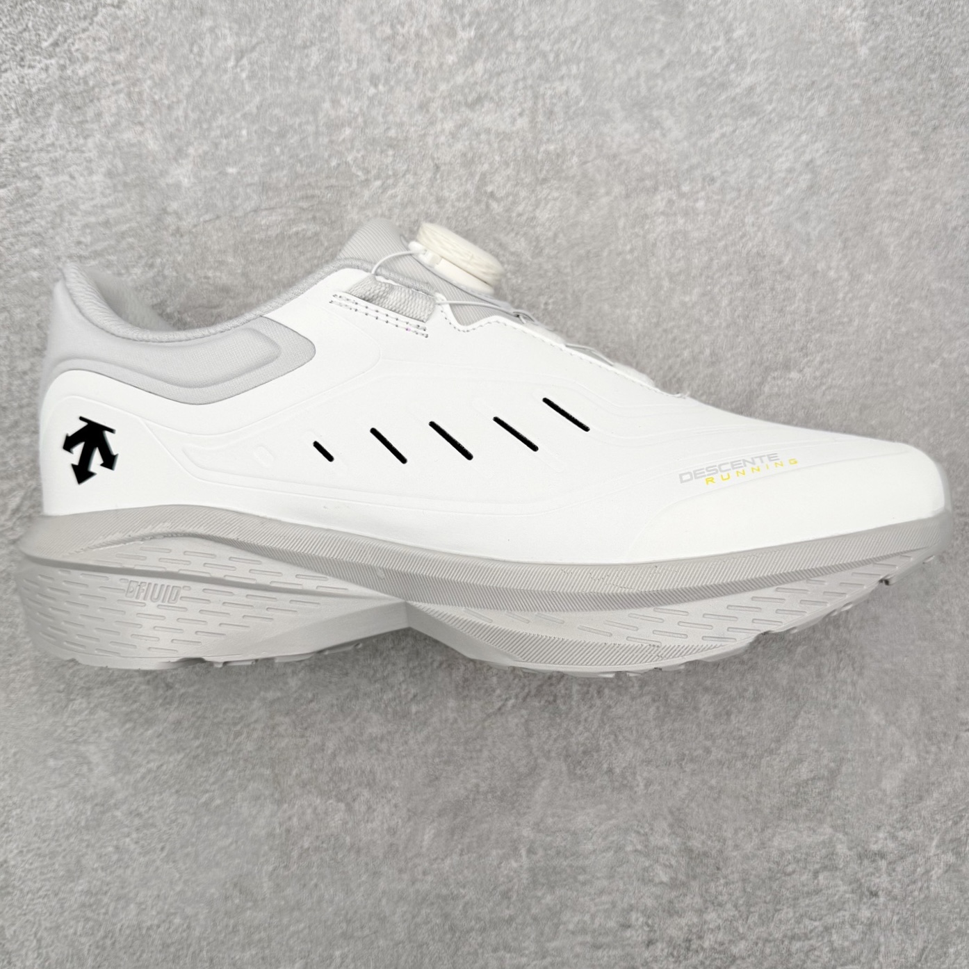 ＃HP DESCENTE Enerzite 迪桑特舒适柔软防滑耐磨低帮休闲跑步鞋 DESCENTE（迪桑特）创立于1935年，品牌名取自法语词汇，意为“滑降”。品牌箭头标识代表滑雪的三种技术“高速直线滑行”、“穿越”和“侧滑”，也寓意品牌在打造高端专业运动产品中不断追求完美的创新精神，致力于成为中国高端专业滑雪、综训、女子、铁人三项、高尔夫的第一品牌。尺码：39 40 40.5 41 42 42.5 43 44 44.5 45-选品中心