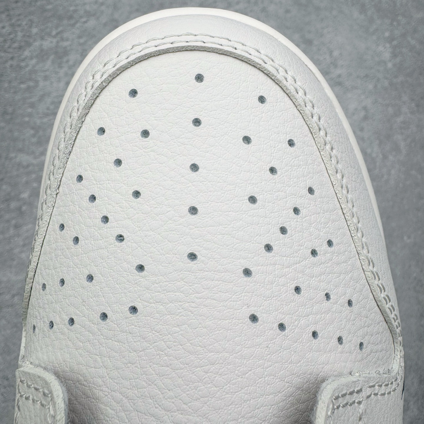 图片[15]-＃YC纯原 NK Dunk Low 海军蓝 WB0620-116 此款以米白色皮革为基调，经典轮廓作舟，质感细节为帆，细腻的荔枝纹路是其独特的语言——诉说复古，也承载质感。那一道深邃的海军蓝勾勒出Swoosh的利落弧线，在米白主调的衬托下，显得格外沉着有力。侧翼的 “Victory” 字样，是烙印在经典轮廓中的个性注脚，为简约设计增添了一层可供解读的故事感。定制系列天花板 无原鞋不开发 全系列得物原鞋一比一校对开发 配色持续更新中 终端对接 优势输出 全套原厂楦头原纸板数据档案倾力打造 原汁原味莞产 极致还原 圈内最强针车工艺 高端零售指定版 广东原厂配套原盒原标 鞋盒分三个尺码段 原厂冲刀 超高清洁度 全鞋零毛边皮料切割 采用原厂百宏鞋带以及原厂百宏织唛舌标 内标可供原厂几率过验 进口原装条纹中底布 四线拉帮白色点胶 原厂拉帮手法遵循公司 原厂电绣 极致还原 尺码：40 40.5 41 42 42.5 43 44 44.5 45 46-选品中心