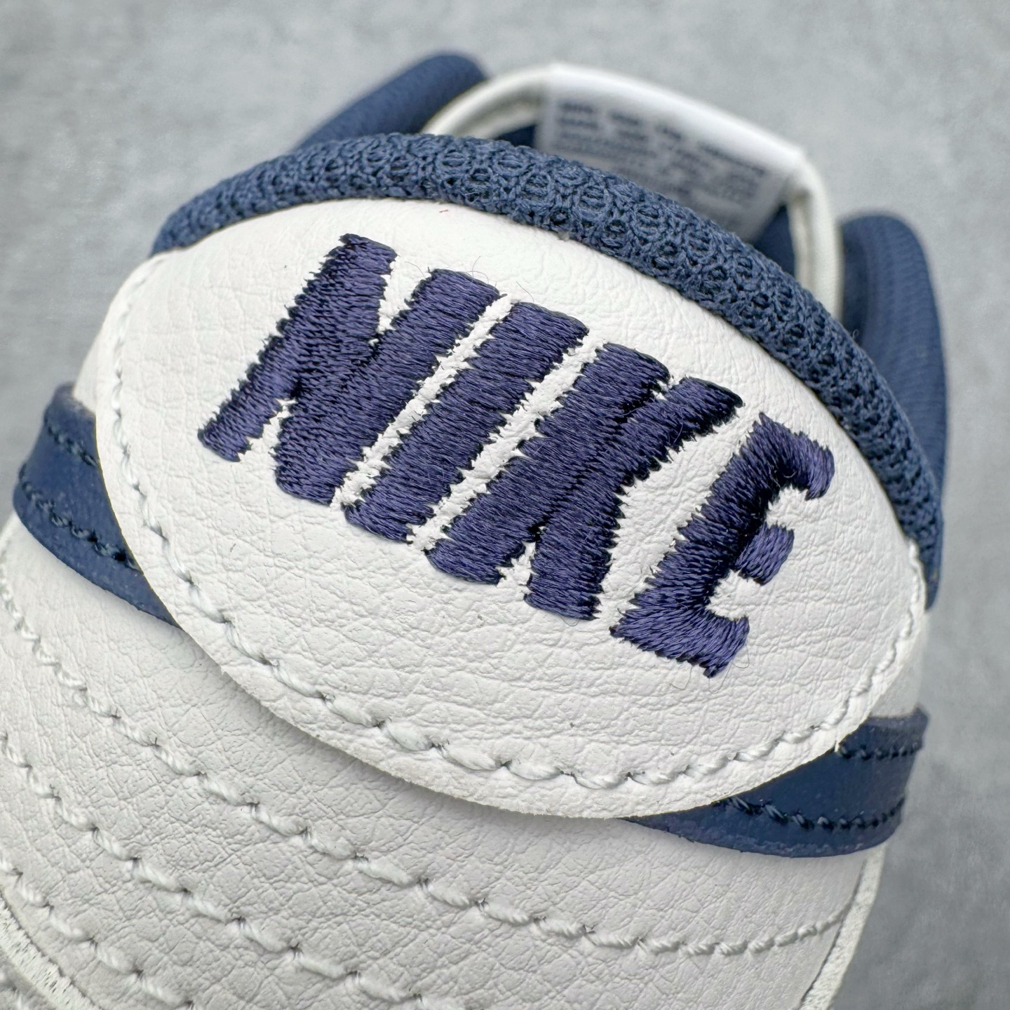 图片[14]-＃YC纯原 NK Dunk Low 海军蓝 WB0620-116 此款以米白色皮革为基调，经典轮廓作舟，质感细节为帆，细腻的荔枝纹路是其独特的语言——诉说复古，也承载质感。那一道深邃的海军蓝勾勒出Swoosh的利落弧线，在米白主调的衬托下，显得格外沉着有力。侧翼的 “Victory” 字样，是烙印在经典轮廓中的个性注脚，为简约设计增添了一层可供解读的故事感。定制系列天花板 无原鞋不开发 全系列得物原鞋一比一校对开发 配色持续更新中 终端对接 优势输出 全套原厂楦头原纸板数据档案倾力打造 原汁原味莞产 极致还原 圈内最强针车工艺 高端零售指定版 广东原厂配套原盒原标 鞋盒分三个尺码段 原厂冲刀 超高清洁度 全鞋零毛边皮料切割 采用原厂百宏鞋带以及原厂百宏织唛舌标 内标可供原厂几率过验 进口原装条纹中底布 四线拉帮白色点胶 原厂拉帮手法遵循公司 原厂电绣 极致还原 尺码：40 40.5 41 42 42.5 43 44 44.5 45 46-选品中心