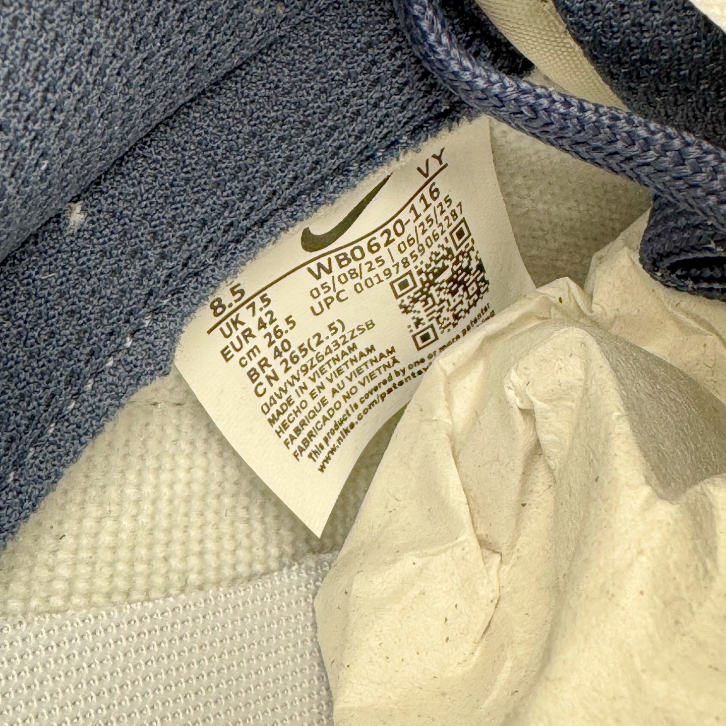 图片[19]-＃YC纯原 NK Dunk Low 海军蓝 WB0620-116 此款以米白色皮革为基调，经典轮廓作舟，质感细节为帆，细腻的荔枝纹路是其独特的语言——诉说复古，也承载质感。那一道深邃的海军蓝勾勒出Swoosh的利落弧线，在米白主调的衬托下，显得格外沉着有力。侧翼的 “Victory” 字样，是烙印在经典轮廓中的个性注脚，为简约设计增添了一层可供解读的故事感。定制系列天花板 无原鞋不开发 全系列得物原鞋一比一校对开发 配色持续更新中 终端对接 优势输出 全套原厂楦头原纸板数据档案倾力打造 原汁原味莞产 极致还原 圈内最强针车工艺 高端零售指定版 广东原厂配套原盒原标 鞋盒分三个尺码段 原厂冲刀 超高清洁度 全鞋零毛边皮料切割 采用原厂百宏鞋带以及原厂百宏织唛舌标 内标可供原厂几率过验 进口原装条纹中底布 四线拉帮白色点胶 原厂拉帮手法遵循公司 原厂电绣 极致还原 尺码：40 40.5 41 42 42.5 43 44 44.5 45 46-选品中心
