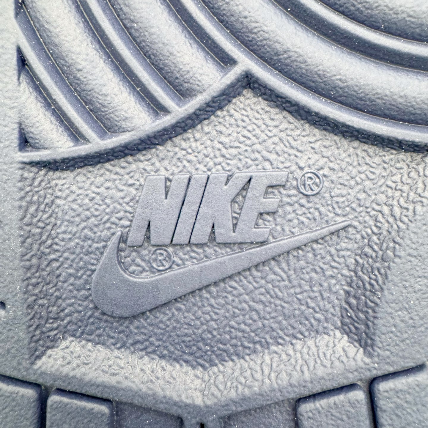 图片[10]-＃YC纯原 NK Dunk Low 海军蓝 WB0620-116 此款以米白色皮革为基调，经典轮廓作舟，质感细节为帆，细腻的荔枝纹路是其独特的语言——诉说复古，也承载质感。那一道深邃的海军蓝勾勒出Swoosh的利落弧线，在米白主调的衬托下，显得格外沉着有力。侧翼的 “Victory” 字样，是烙印在经典轮廓中的个性注脚，为简约设计增添了一层可供解读的故事感。定制系列天花板 无原鞋不开发 全系列得物原鞋一比一校对开发 配色持续更新中 终端对接 优势输出 全套原厂楦头原纸板数据档案倾力打造 原汁原味莞产 极致还原 圈内最强针车工艺 高端零售指定版 广东原厂配套原盒原标 鞋盒分三个尺码段 原厂冲刀 超高清洁度 全鞋零毛边皮料切割 采用原厂百宏鞋带以及原厂百宏织唛舌标 内标可供原厂几率过验 进口原装条纹中底布 四线拉帮白色点胶 原厂拉帮手法遵循公司 原厂电绣 极致还原 尺码：40 40.5 41 42 42.5 43 44 44.5 45 46-选品中心