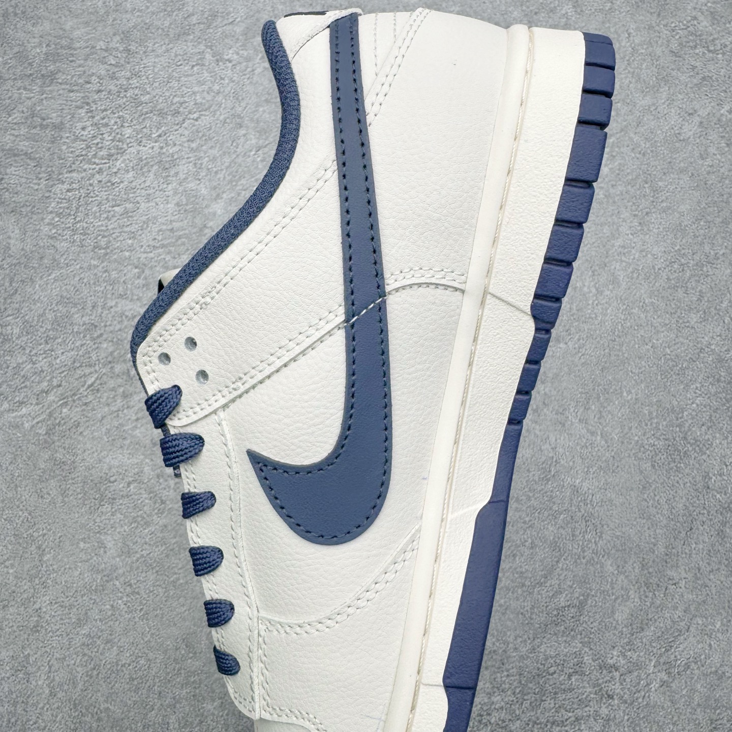 图片[7]-＃YC纯原 NK Dunk Low 海军蓝 WB0620-116 此款以米白色皮革为基调，经典轮廓作舟，质感细节为帆，细腻的荔枝纹路是其独特的语言——诉说复古，也承载质感。那一道深邃的海军蓝勾勒出Swoosh的利落弧线，在米白主调的衬托下，显得格外沉着有力。侧翼的 “Victory” 字样，是烙印在经典轮廓中的个性注脚，为简约设计增添了一层可供解读的故事感。定制系列天花板 无原鞋不开发 全系列得物原鞋一比一校对开发 配色持续更新中 终端对接 优势输出 全套原厂楦头原纸板数据档案倾力打造 原汁原味莞产 极致还原 圈内最强针车工艺 高端零售指定版 广东原厂配套原盒原标 鞋盒分三个尺码段 原厂冲刀 超高清洁度 全鞋零毛边皮料切割 采用原厂百宏鞋带以及原厂百宏织唛舌标 内标可供原厂几率过验 进口原装条纹中底布 四线拉帮白色点胶 原厂拉帮手法遵循公司 原厂电绣 极致还原 尺码：40 40.5 41 42 42.5 43 44 44.5 45 46-选品中心