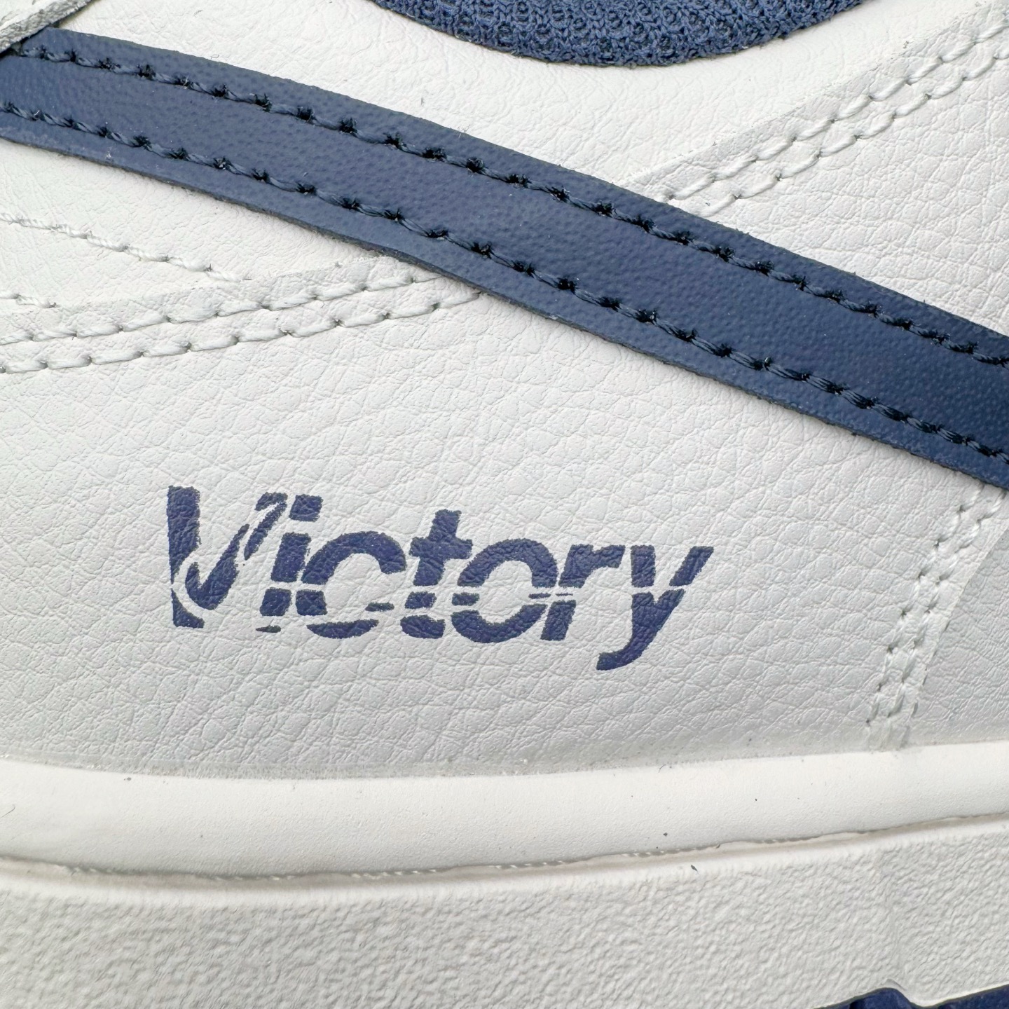 图片[13]-＃YC纯原 NK Dunk Low 海军蓝 WB0620-116 此款以米白色皮革为基调，经典轮廓作舟，质感细节为帆，细腻的荔枝纹路是其独特的语言——诉说复古，也承载质感。那一道深邃的海军蓝勾勒出Swoosh的利落弧线，在米白主调的衬托下，显得格外沉着有力。侧翼的 “Victory” 字样，是烙印在经典轮廓中的个性注脚，为简约设计增添了一层可供解读的故事感。定制系列天花板 无原鞋不开发 全系列得物原鞋一比一校对开发 配色持续更新中 终端对接 优势输出 全套原厂楦头原纸板数据档案倾力打造 原汁原味莞产 极致还原 圈内最强针车工艺 高端零售指定版 广东原厂配套原盒原标 鞋盒分三个尺码段 原厂冲刀 超高清洁度 全鞋零毛边皮料切割 采用原厂百宏鞋带以及原厂百宏织唛舌标 内标可供原厂几率过验 进口原装条纹中底布 四线拉帮白色点胶 原厂拉帮手法遵循公司 原厂电绣 极致还原 尺码：40 40.5 41 42 42.5 43 44 44.5 45 46-选品中心