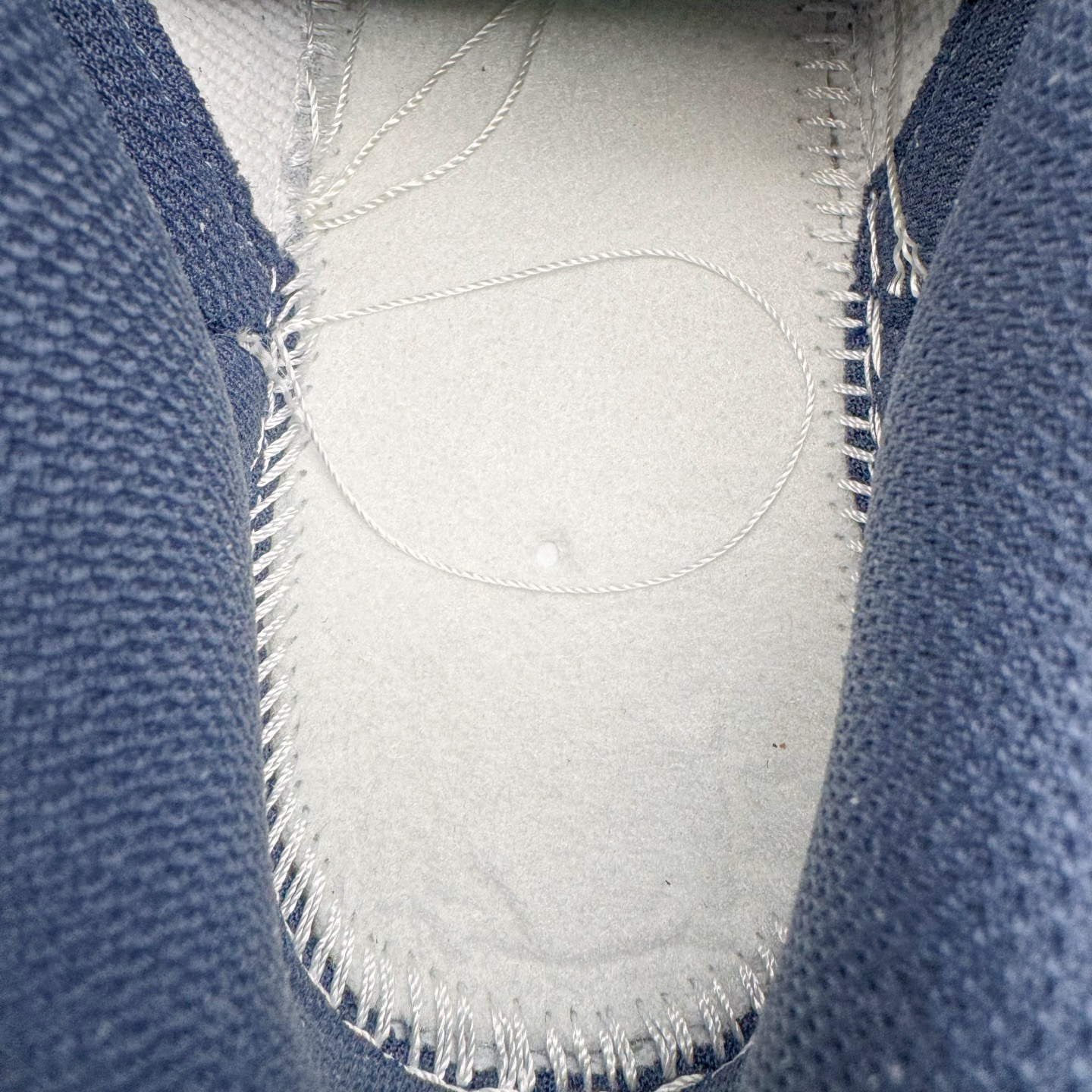 图片[17]-＃YC纯原 NK Dunk Low 海军蓝 WB0620-116 此款以米白色皮革为基调，经典轮廓作舟，质感细节为帆，细腻的荔枝纹路是其独特的语言——诉说复古，也承载质感。那一道深邃的海军蓝勾勒出Swoosh的利落弧线，在米白主调的衬托下，显得格外沉着有力。侧翼的 “Victory” 字样，是烙印在经典轮廓中的个性注脚，为简约设计增添了一层可供解读的故事感。定制系列天花板 无原鞋不开发 全系列得物原鞋一比一校对开发 配色持续更新中 终端对接 优势输出 全套原厂楦头原纸板数据档案倾力打造 原汁原味莞产 极致还原 圈内最强针车工艺 高端零售指定版 广东原厂配套原盒原标 鞋盒分三个尺码段 原厂冲刀 超高清洁度 全鞋零毛边皮料切割 采用原厂百宏鞋带以及原厂百宏织唛舌标 内标可供原厂几率过验 进口原装条纹中底布 四线拉帮白色点胶 原厂拉帮手法遵循公司 原厂电绣 极致还原 尺码：40 40.5 41 42 42.5 43 44 44.5 45 46-选品中心