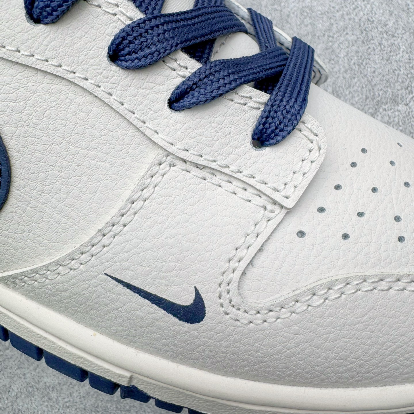 图片[11]-＃YC纯原 NK Dunk Low 海军蓝 WB0620-116 此款以米白色皮革为基调，经典轮廓作舟，质感细节为帆，细腻的荔枝纹路是其独特的语言——诉说复古，也承载质感。那一道深邃的海军蓝勾勒出Swoosh的利落弧线，在米白主调的衬托下，显得格外沉着有力。侧翼的 “Victory” 字样，是烙印在经典轮廓中的个性注脚，为简约设计增添了一层可供解读的故事感。定制系列天花板 无原鞋不开发 全系列得物原鞋一比一校对开发 配色持续更新中 终端对接 优势输出 全套原厂楦头原纸板数据档案倾力打造 原汁原味莞产 极致还原 圈内最强针车工艺 高端零售指定版 广东原厂配套原盒原标 鞋盒分三个尺码段 原厂冲刀 超高清洁度 全鞋零毛边皮料切割 采用原厂百宏鞋带以及原厂百宏织唛舌标 内标可供原厂几率过验 进口原装条纹中底布 四线拉帮白色点胶 原厂拉帮手法遵循公司 原厂电绣 极致还原 尺码：40 40.5 41 42 42.5 43 44 44.5 45 46-选品中心