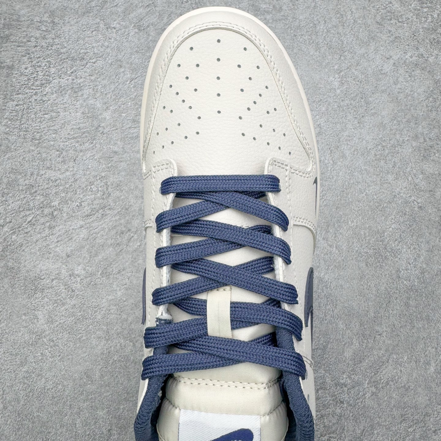图片[4]-＃YC纯原 NK Dunk Low 海军蓝 WB0620-116 此款以米白色皮革为基调，经典轮廓作舟，质感细节为帆，细腻的荔枝纹路是其独特的语言——诉说复古，也承载质感。那一道深邃的海军蓝勾勒出Swoosh的利落弧线，在米白主调的衬托下，显得格外沉着有力。侧翼的 “Victory” 字样，是烙印在经典轮廓中的个性注脚，为简约设计增添了一层可供解读的故事感。定制系列天花板 无原鞋不开发 全系列得物原鞋一比一校对开发 配色持续更新中 终端对接 优势输出 全套原厂楦头原纸板数据档案倾力打造 原汁原味莞产 极致还原 圈内最强针车工艺 高端零售指定版 广东原厂配套原盒原标 鞋盒分三个尺码段 原厂冲刀 超高清洁度 全鞋零毛边皮料切割 采用原厂百宏鞋带以及原厂百宏织唛舌标 内标可供原厂几率过验 进口原装条纹中底布 四线拉帮白色点胶 原厂拉帮手法遵循公司 原厂电绣 极致还原 尺码：40 40.5 41 42 42.5 43 44 44.5 45 46-选品中心