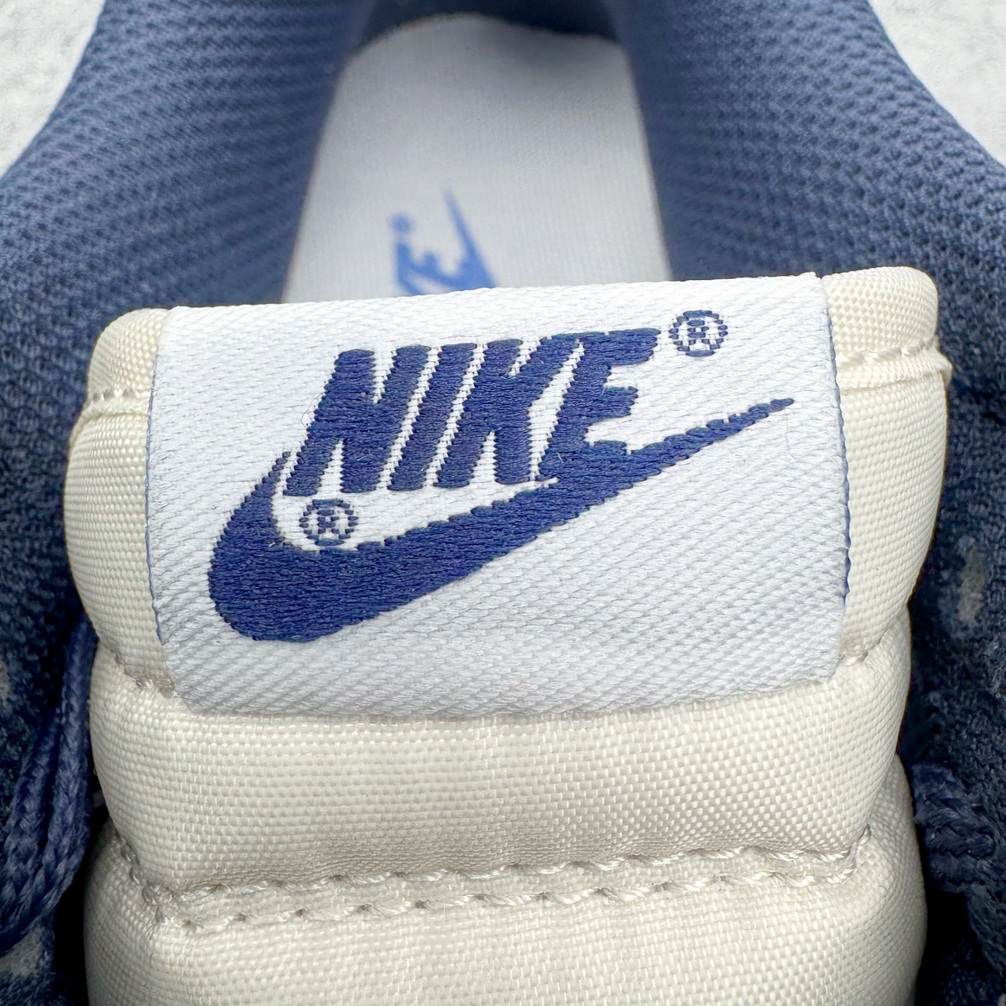 图片[16]-＃YC纯原 NK Dunk Low 海军蓝 WB0620-116 此款以米白色皮革为基调，经典轮廓作舟，质感细节为帆，细腻的荔枝纹路是其独特的语言——诉说复古，也承载质感。那一道深邃的海军蓝勾勒出Swoosh的利落弧线，在米白主调的衬托下，显得格外沉着有力。侧翼的 “Victory” 字样，是烙印在经典轮廓中的个性注脚，为简约设计增添了一层可供解读的故事感。定制系列天花板 无原鞋不开发 全系列得物原鞋一比一校对开发 配色持续更新中 终端对接 优势输出 全套原厂楦头原纸板数据档案倾力打造 原汁原味莞产 极致还原 圈内最强针车工艺 高端零售指定版 广东原厂配套原盒原标 鞋盒分三个尺码段 原厂冲刀 超高清洁度 全鞋零毛边皮料切割 采用原厂百宏鞋带以及原厂百宏织唛舌标 内标可供原厂几率过验 进口原装条纹中底布 四线拉帮白色点胶 原厂拉帮手法遵循公司 原厂电绣 极致还原 尺码：40 40.5 41 42 42.5 43 44 44.5 45 46-选品中心