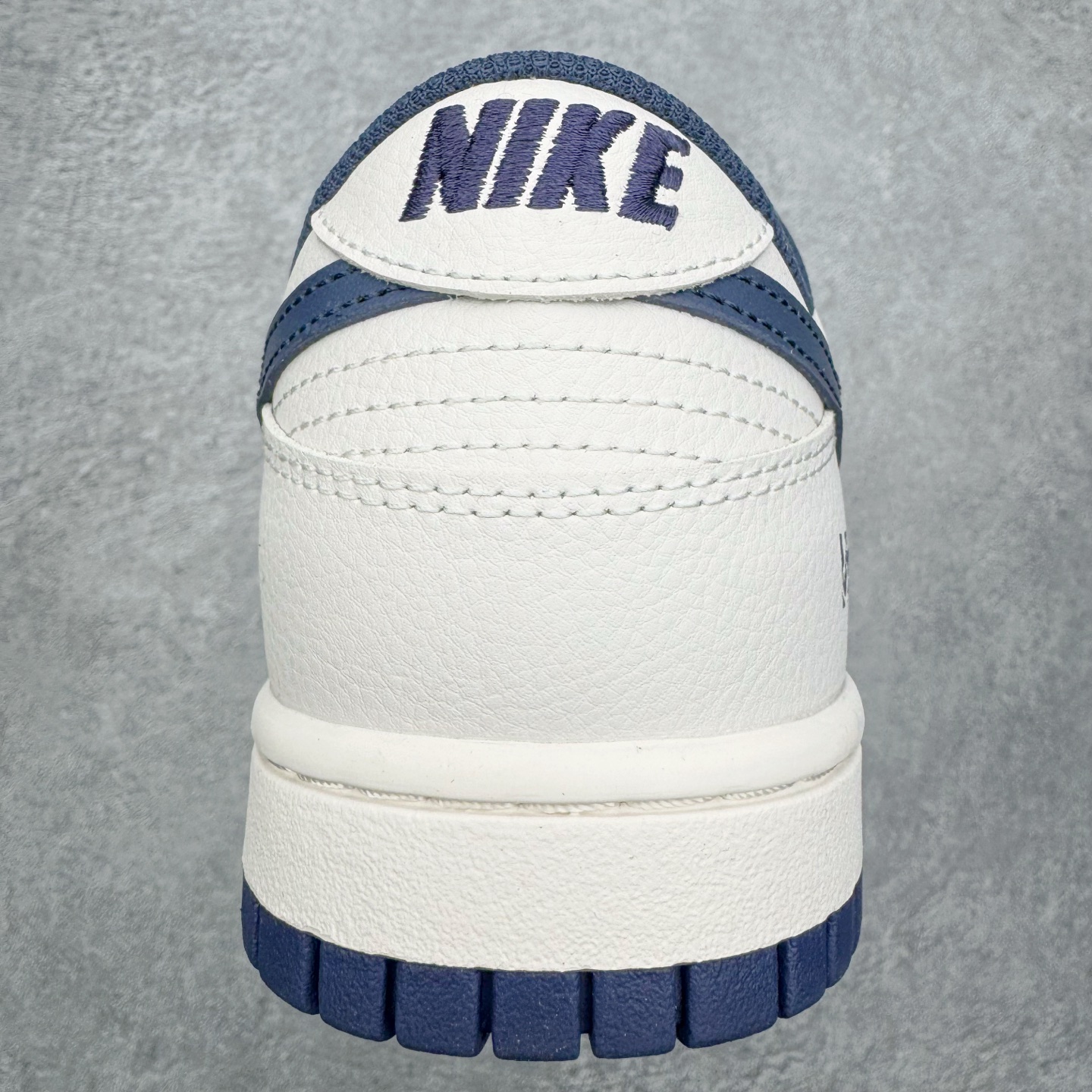 图片[8]-＃YC纯原 NK Dunk Low 海军蓝 WB0620-116 此款以米白色皮革为基调，经典轮廓作舟，质感细节为帆，细腻的荔枝纹路是其独特的语言——诉说复古，也承载质感。那一道深邃的海军蓝勾勒出Swoosh的利落弧线，在米白主调的衬托下，显得格外沉着有力。侧翼的 “Victory” 字样，是烙印在经典轮廓中的个性注脚，为简约设计增添了一层可供解读的故事感。定制系列天花板 无原鞋不开发 全系列得物原鞋一比一校对开发 配色持续更新中 终端对接 优势输出 全套原厂楦头原纸板数据档案倾力打造 原汁原味莞产 极致还原 圈内最强针车工艺 高端零售指定版 广东原厂配套原盒原标 鞋盒分三个尺码段 原厂冲刀 超高清洁度 全鞋零毛边皮料切割 采用原厂百宏鞋带以及原厂百宏织唛舌标 内标可供原厂几率过验 进口原装条纹中底布 四线拉帮白色点胶 原厂拉帮手法遵循公司 原厂电绣 极致还原 尺码：40 40.5 41 42 42.5 43 44 44.5 45 46-选品中心