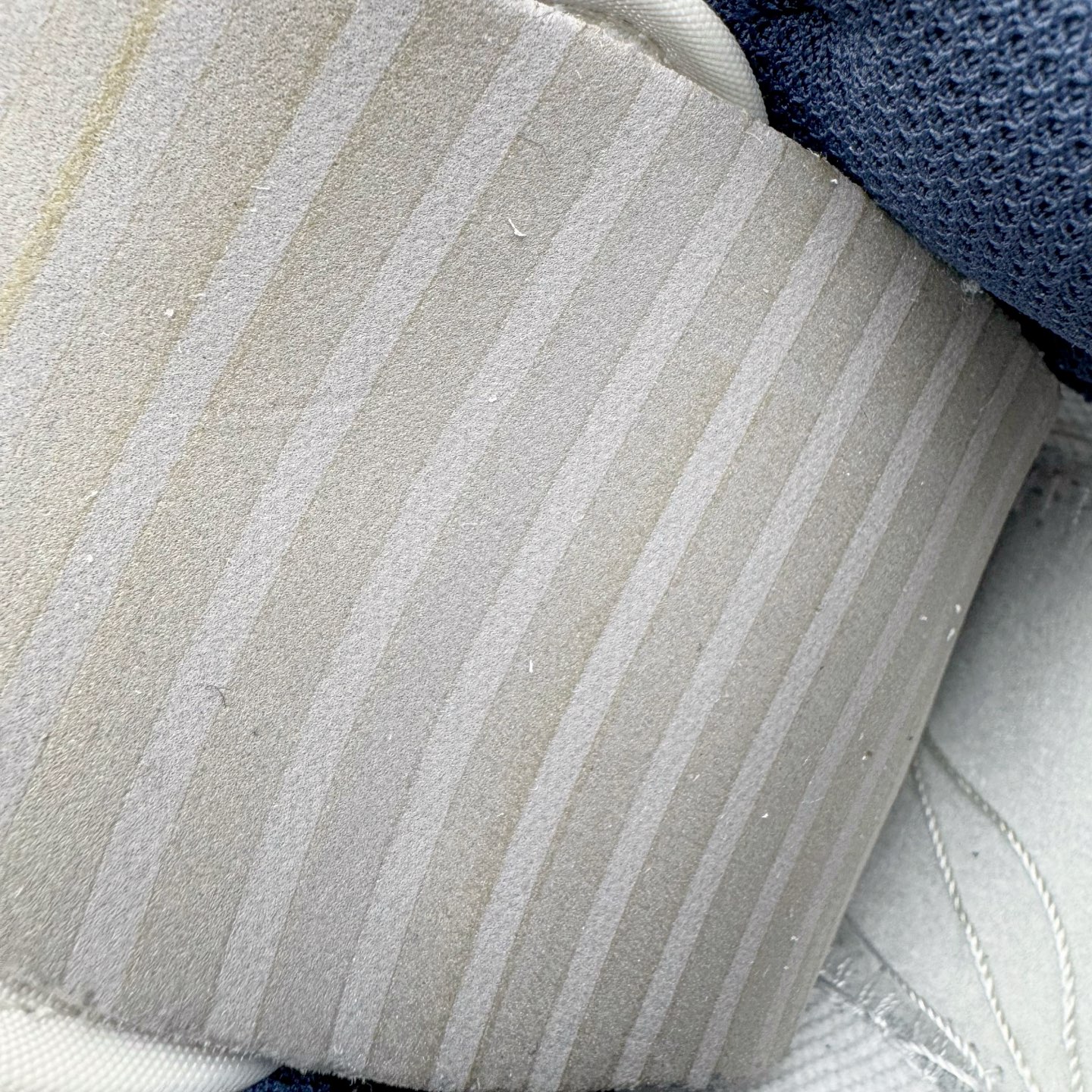 图片[18]-＃YC纯原 NK Dunk Low 海军蓝 WB0620-116 此款以米白色皮革为基调，经典轮廓作舟，质感细节为帆，细腻的荔枝纹路是其独特的语言——诉说复古，也承载质感。那一道深邃的海军蓝勾勒出Swoosh的利落弧线，在米白主调的衬托下，显得格外沉着有力。侧翼的 “Victory” 字样，是烙印在经典轮廓中的个性注脚，为简约设计增添了一层可供解读的故事感。定制系列天花板 无原鞋不开发 全系列得物原鞋一比一校对开发 配色持续更新中 终端对接 优势输出 全套原厂楦头原纸板数据档案倾力打造 原汁原味莞产 极致还原 圈内最强针车工艺 高端零售指定版 广东原厂配套原盒原标 鞋盒分三个尺码段 原厂冲刀 超高清洁度 全鞋零毛边皮料切割 采用原厂百宏鞋带以及原厂百宏织唛舌标 内标可供原厂几率过验 进口原装条纹中底布 四线拉帮白色点胶 原厂拉帮手法遵循公司 原厂电绣 极致还原 尺码：40 40.5 41 42 42.5 43 44 44.5 45 46-选品中心