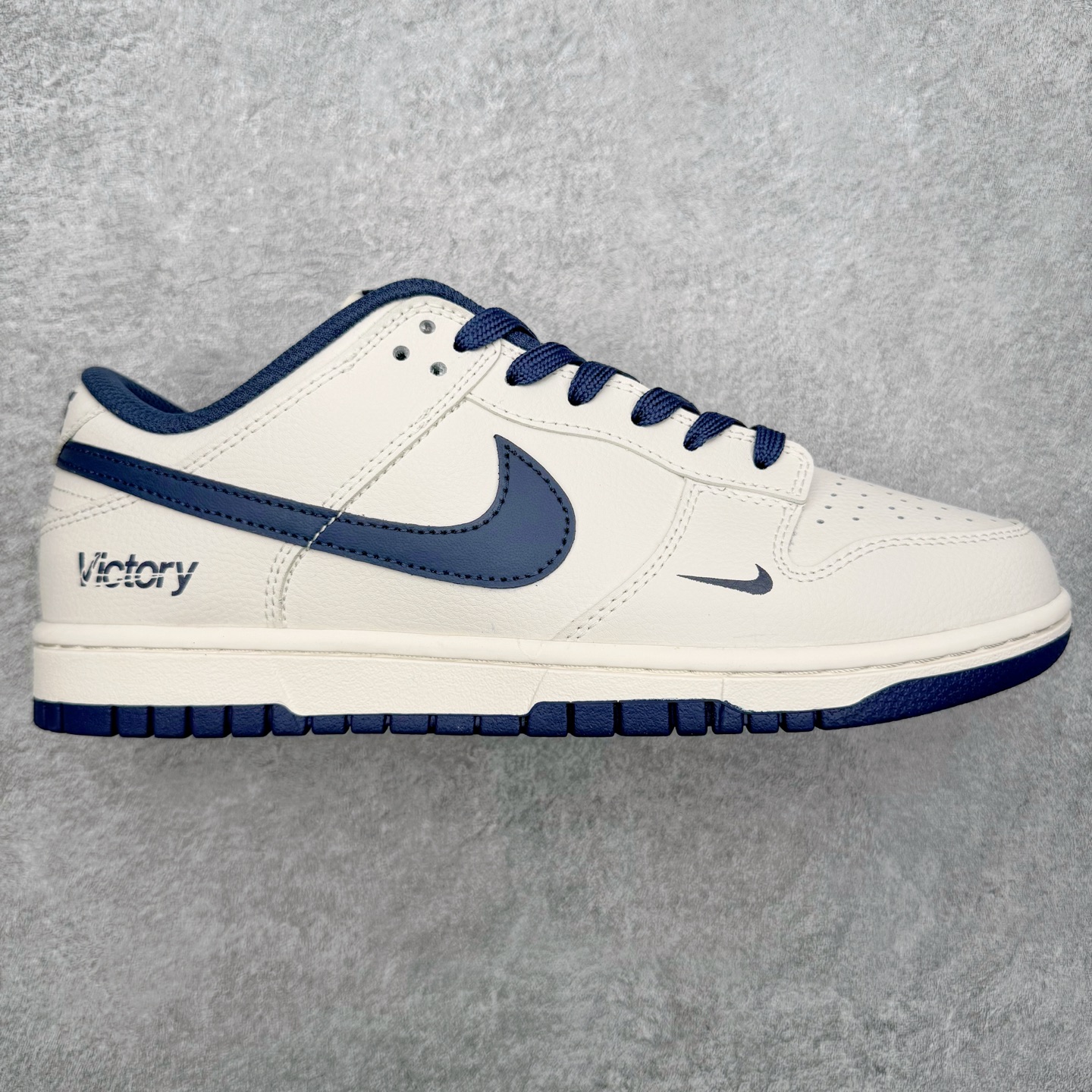 ＃YC纯原 NK Dunk Low 海军蓝 WB0620-116 此款以米白色皮革为基调，经典轮廓作舟，质感细节为帆，细腻的荔枝纹路是其独特的语言——诉说复古，也承载质感。那一道深邃的海军蓝勾勒出Swoosh的利落弧线，在米白主调的衬托下，显得格外沉着有力。侧翼的 “Victory” 字样，是烙印在经典轮廓中的个性注脚，为简约设计增添了一层可供解读的故事感。定制系列天花板 无原鞋不开发 全系列得物原鞋一比一校对开发 配色持续更新中 终端对接 优势输出 全套原厂楦头原纸板数据档案倾力打造 原汁原味莞产 极致还原 圈内最强针车工艺 高端零售指定版 广东原厂配套原盒原标 鞋盒分三个尺码段 原厂冲刀 超高清洁度 全鞋零毛边皮料切割 采用原厂百宏鞋带以及原厂百宏织唛舌标 内标可供原厂几率过验 进口原装条纹中底布 四线拉帮白色点胶 原厂拉帮手法遵循公司 原厂电绣 极致还原 尺码：40 40.5 41 42 42.5 43 44 44.5 45 46-选品中心