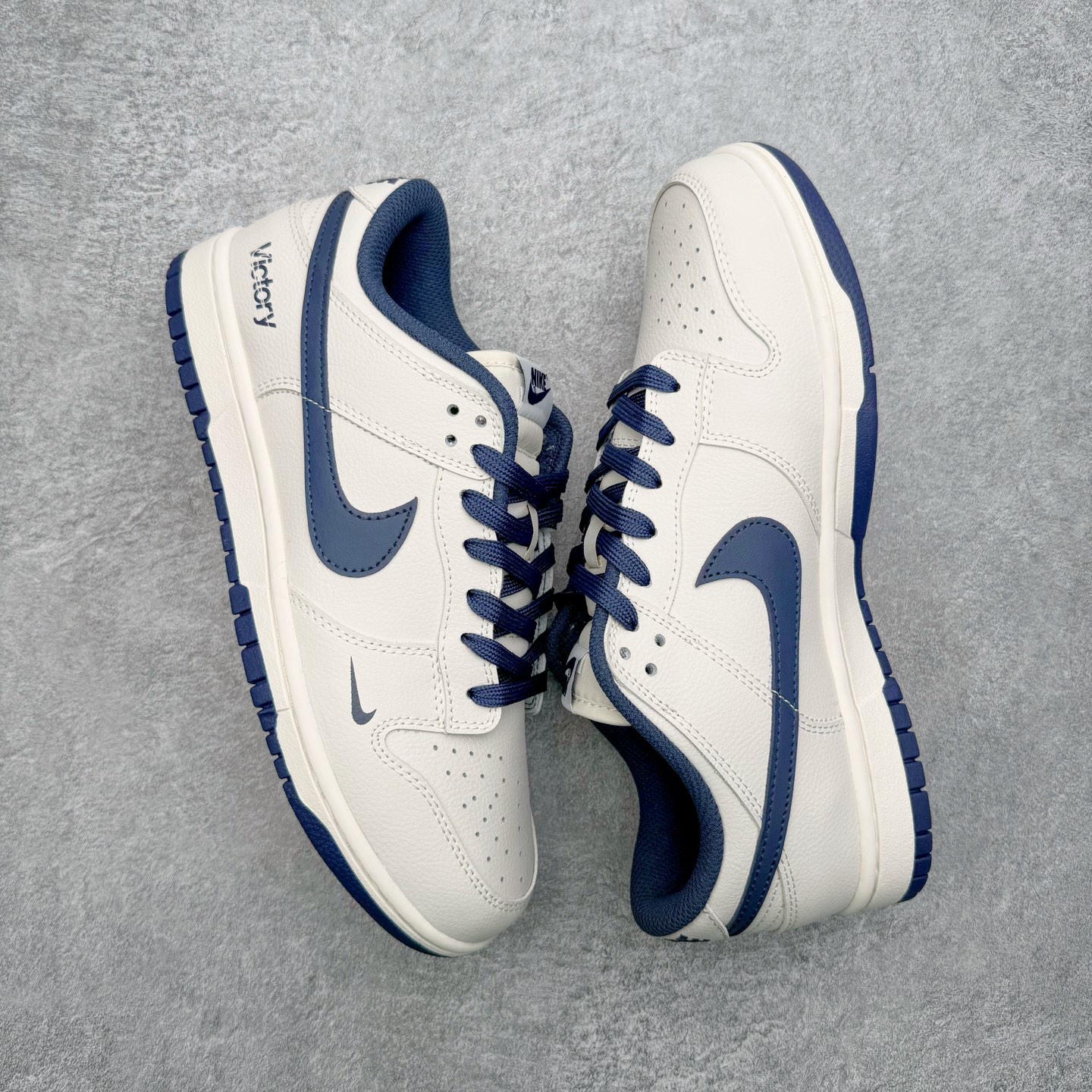 图片[3]-＃YC纯原 NK Dunk Low 海军蓝 WB0620-116 此款以米白色皮革为基调，经典轮廓作舟，质感细节为帆，细腻的荔枝纹路是其独特的语言——诉说复古，也承载质感。那一道深邃的海军蓝勾勒出Swoosh的利落弧线，在米白主调的衬托下，显得格外沉着有力。侧翼的 “Victory” 字样，是烙印在经典轮廓中的个性注脚，为简约设计增添了一层可供解读的故事感。定制系列天花板 无原鞋不开发 全系列得物原鞋一比一校对开发 配色持续更新中 终端对接 优势输出 全套原厂楦头原纸板数据档案倾力打造 原汁原味莞产 极致还原 圈内最强针车工艺 高端零售指定版 广东原厂配套原盒原标 鞋盒分三个尺码段 原厂冲刀 超高清洁度 全鞋零毛边皮料切割 采用原厂百宏鞋带以及原厂百宏织唛舌标 内标可供原厂几率过验 进口原装条纹中底布 四线拉帮白色点胶 原厂拉帮手法遵循公司 原厂电绣 极致还原 尺码：40 40.5 41 42 42.5 43 44 44.5 45 46-选品中心