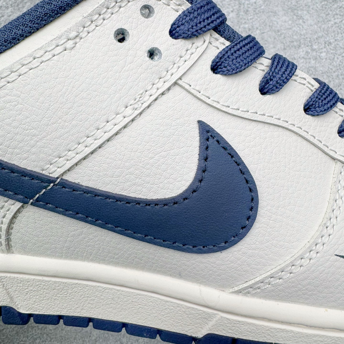 图片[12]-＃YC纯原 NK Dunk Low 海军蓝 WB0620-116 此款以米白色皮革为基调，经典轮廓作舟，质感细节为帆，细腻的荔枝纹路是其独特的语言——诉说复古，也承载质感。那一道深邃的海军蓝勾勒出Swoosh的利落弧线，在米白主调的衬托下，显得格外沉着有力。侧翼的 “Victory” 字样，是烙印在经典轮廓中的个性注脚，为简约设计增添了一层可供解读的故事感。定制系列天花板 无原鞋不开发 全系列得物原鞋一比一校对开发 配色持续更新中 终端对接 优势输出 全套原厂楦头原纸板数据档案倾力打造 原汁原味莞产 极致还原 圈内最强针车工艺 高端零售指定版 广东原厂配套原盒原标 鞋盒分三个尺码段 原厂冲刀 超高清洁度 全鞋零毛边皮料切割 采用原厂百宏鞋带以及原厂百宏织唛舌标 内标可供原厂几率过验 进口原装条纹中底布 四线拉帮白色点胶 原厂拉帮手法遵循公司 原厂电绣 极致还原 尺码：40 40.5 41 42 42.5 43 44 44.5 45 46-选品中心