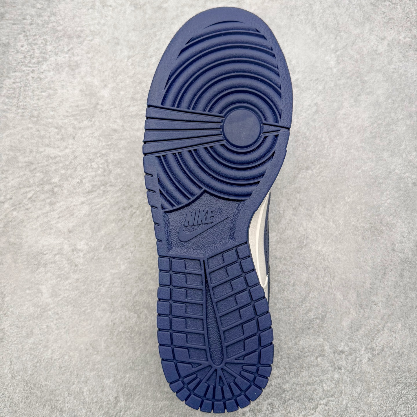 图片[9]-＃YC纯原 NK Dunk Low 海军蓝 WB0620-116 此款以米白色皮革为基调，经典轮廓作舟，质感细节为帆，细腻的荔枝纹路是其独特的语言——诉说复古，也承载质感。那一道深邃的海军蓝勾勒出Swoosh的利落弧线，在米白主调的衬托下，显得格外沉着有力。侧翼的 “Victory” 字样，是烙印在经典轮廓中的个性注脚，为简约设计增添了一层可供解读的故事感。定制系列天花板 无原鞋不开发 全系列得物原鞋一比一校对开发 配色持续更新中 终端对接 优势输出 全套原厂楦头原纸板数据档案倾力打造 原汁原味莞产 极致还原 圈内最强针车工艺 高端零售指定版 广东原厂配套原盒原标 鞋盒分三个尺码段 原厂冲刀 超高清洁度 全鞋零毛边皮料切割 采用原厂百宏鞋带以及原厂百宏织唛舌标 内标可供原厂几率过验 进口原装条纹中底布 四线拉帮白色点胶 原厂拉帮手法遵循公司 原厂电绣 极致还原 尺码：40 40.5 41 42 42.5 43 44 44.5 45 46-选品中心