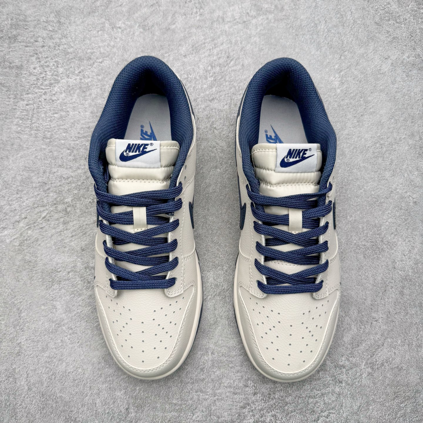 图片[2]-＃YC纯原 NK Dunk Low 海军蓝 WB0620-116 此款以米白色皮革为基调，经典轮廓作舟，质感细节为帆，细腻的荔枝纹路是其独特的语言——诉说复古，也承载质感。那一道深邃的海军蓝勾勒出Swoosh的利落弧线，在米白主调的衬托下，显得格外沉着有力。侧翼的 “Victory” 字样，是烙印在经典轮廓中的个性注脚，为简约设计增添了一层可供解读的故事感。定制系列天花板 无原鞋不开发 全系列得物原鞋一比一校对开发 配色持续更新中 终端对接 优势输出 全套原厂楦头原纸板数据档案倾力打造 原汁原味莞产 极致还原 圈内最强针车工艺 高端零售指定版 广东原厂配套原盒原标 鞋盒分三个尺码段 原厂冲刀 超高清洁度 全鞋零毛边皮料切割 采用原厂百宏鞋带以及原厂百宏织唛舌标 内标可供原厂几率过验 进口原装条纹中底布 四线拉帮白色点胶 原厂拉帮手法遵循公司 原厂电绣 极致还原 尺码：40 40.5 41 42 42.5 43 44 44.5 45 46-选品中心