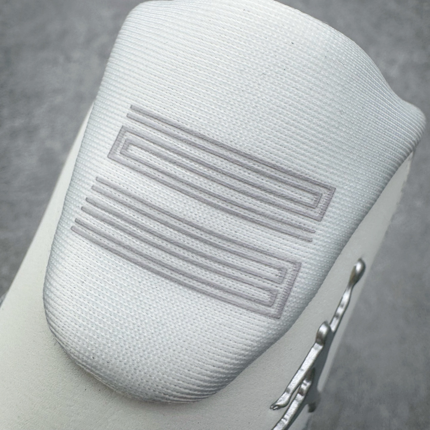 图片[17]-＃KZ神版 Air Jordan AJ11 Retro High 高帮系列 珍珠白 AR0715-110 市场中端王者 耗时半年巨作 全套原纸板楦头开发 确保原汁原味 完美呈现11代版型 此版本只针对中端市场 皮料材质有所更替 其他数据细节工艺流程均保持一致绝不口嗨 细节品控鞋型随意秒杀市面3XX 原楦原档案数据开模打造 原厂中底拉帮钢印 原厂进口漆皮 防冻不开裂 原装鞋撑 水晶大底正确色度色泽 原楦原数据刺绣 原厂车缝走线及对位 毫厘不差 飞人logo采用原数据电脑刺绣 原装正品碳纤维真实碳板 增强抗扭 原内标 原盒标 正确官方原盒 防氧化水晶外底 原厂配套全掌solo气垫 进口港宝加持 后跟自然饱满 全鞋荧光划线卡点 追求极致完美 每一双都是工艺品 多重QC质检 超越公司货的品控标准 实实在在的免检产品 尺码：36 36.5 37.5 38 38.5 39 40 40.5 41 42 42.5 43 44 44.5 45 46 47.5-选品中心