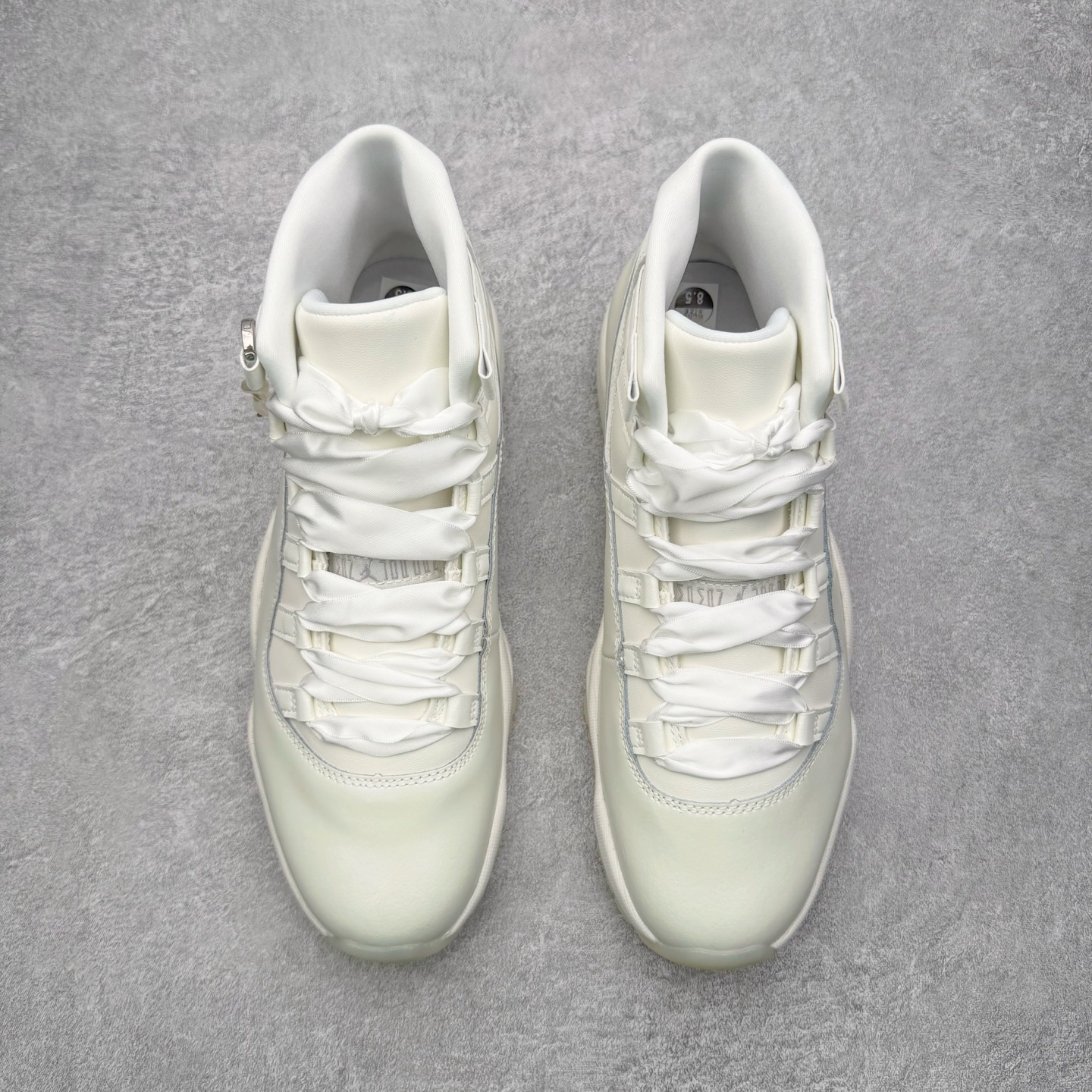 图片[2]-＃KZ神版 Air Jordan AJ11 Retro High 高帮系列 珍珠白 AR0715-110 市场中端王者 耗时半年巨作 全套原纸板楦头开发 确保原汁原味 完美呈现11代版型 此版本只针对中端市场 皮料材质有所更替 其他数据细节工艺流程均保持一致绝不口嗨 细节品控鞋型随意秒杀市面3XX 原楦原档案数据开模打造 原厂中底拉帮钢印 原厂进口漆皮 防冻不开裂 原装鞋撑 水晶大底正确色度色泽 原楦原数据刺绣 原厂车缝走线及对位 毫厘不差 飞人logo采用原数据电脑刺绣 原装正品碳纤维真实碳板 增强抗扭 原内标 原盒标 正确官方原盒 防氧化水晶外底 原厂配套全掌solo气垫 进口港宝加持 后跟自然饱满 全鞋荧光划线卡点 追求极致完美 每一双都是工艺品 多重QC质检 超越公司货的品控标准 实实在在的免检产品 尺码：36 36.5 37.5 38 38.5 39 40 40.5 41 42 42.5 43 44 44.5 45 46 47.5-选品中心