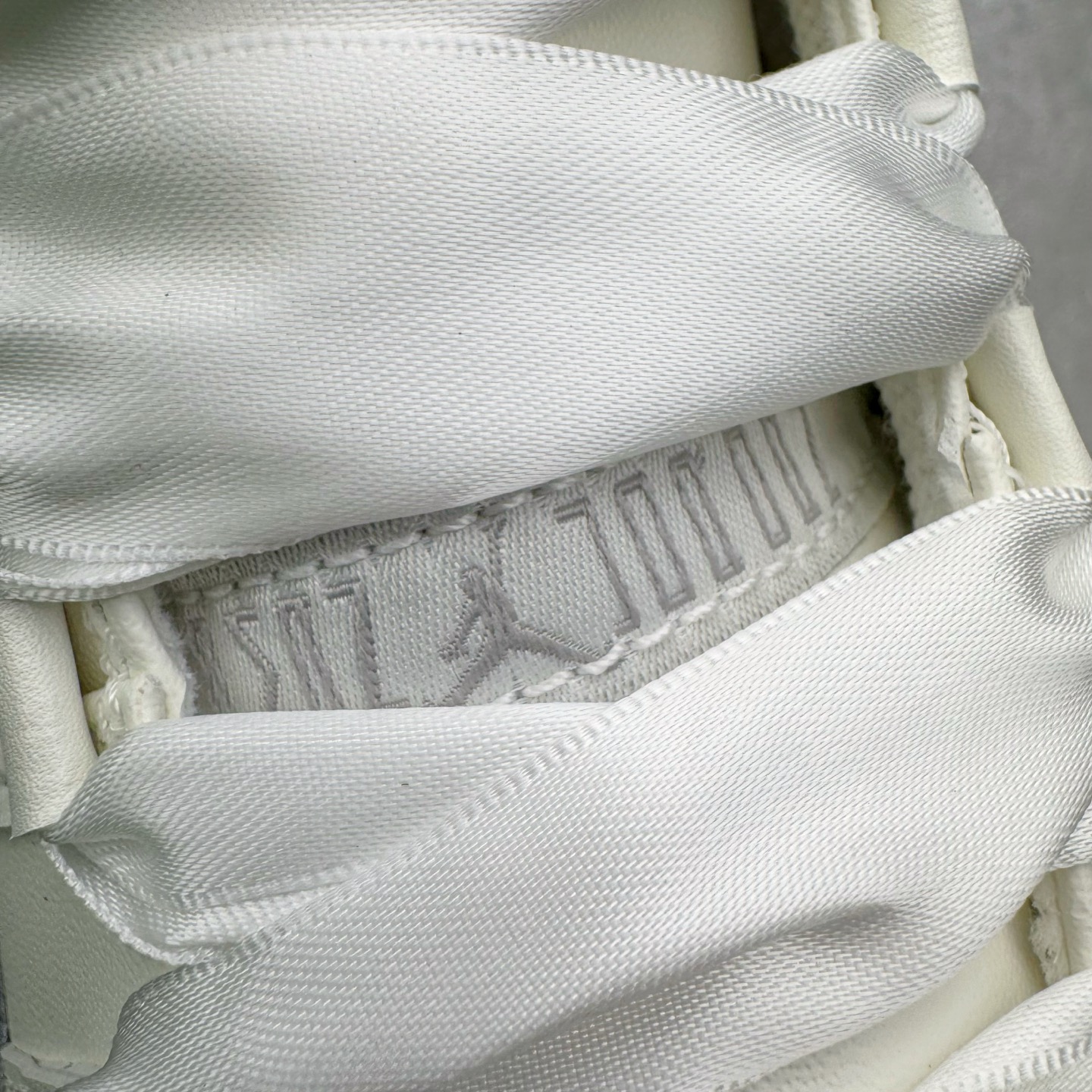 图片[15]-＃KZ神版 Air Jordan AJ11 Retro High 高帮系列 珍珠白 AR0715-110 市场中端王者 耗时半年巨作 全套原纸板楦头开发 确保原汁原味 完美呈现11代版型 此版本只针对中端市场 皮料材质有所更替 其他数据细节工艺流程均保持一致绝不口嗨 细节品控鞋型随意秒杀市面3XX 原楦原档案数据开模打造 原厂中底拉帮钢印 原厂进口漆皮 防冻不开裂 原装鞋撑 水晶大底正确色度色泽 原楦原数据刺绣 原厂车缝走线及对位 毫厘不差 飞人logo采用原数据电脑刺绣 原装正品碳纤维真实碳板 增强抗扭 原内标 原盒标 正确官方原盒 防氧化水晶外底 原厂配套全掌solo气垫 进口港宝加持 后跟自然饱满 全鞋荧光划线卡点 追求极致完美 每一双都是工艺品 多重QC质检 超越公司货的品控标准 实实在在的免检产品 尺码：36 36.5 37.5 38 38.5 39 40 40.5 41 42 42.5 43 44 44.5 45 46 47.5-选品中心