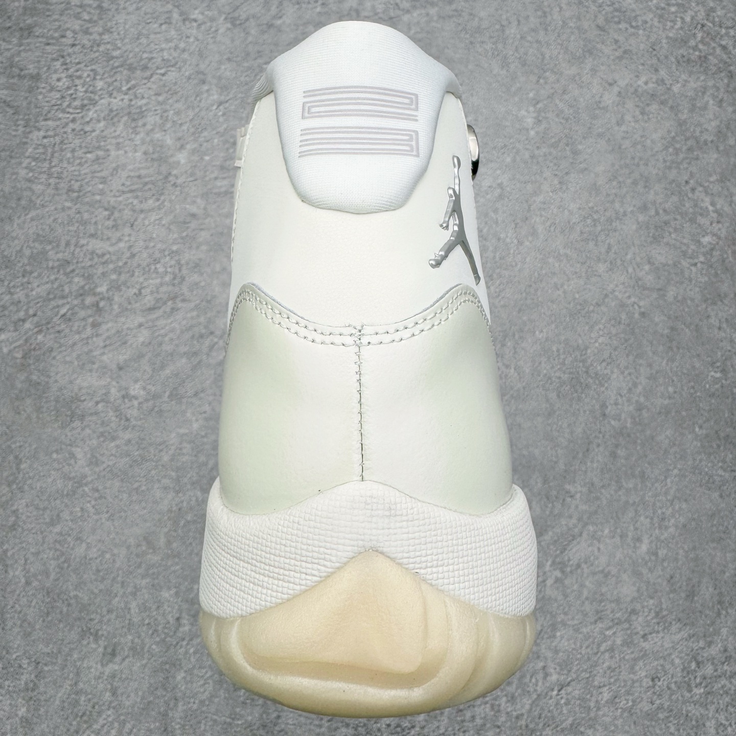 图片[8]-＃KZ神版 Air Jordan AJ11 Retro High 高帮系列 珍珠白 AR0715-110 市场中端王者 耗时半年巨作 全套原纸板楦头开发 确保原汁原味 完美呈现11代版型 此版本只针对中端市场 皮料材质有所更替 其他数据细节工艺流程均保持一致绝不口嗨 细节品控鞋型随意秒杀市面3XX 原楦原档案数据开模打造 原厂中底拉帮钢印 原厂进口漆皮 防冻不开裂 原装鞋撑 水晶大底正确色度色泽 原楦原数据刺绣 原厂车缝走线及对位 毫厘不差 飞人logo采用原数据电脑刺绣 原装正品碳纤维真实碳板 增强抗扭 原内标 原盒标 正确官方原盒 防氧化水晶外底 原厂配套全掌solo气垫 进口港宝加持 后跟自然饱满 全鞋荧光划线卡点 追求极致完美 每一双都是工艺品 多重QC质检 超越公司货的品控标准 实实在在的免检产品 尺码：36 36.5 37.5 38 38.5 39 40 40.5 41 42 42.5 43 44 44.5 45 46 47.5-选品中心
