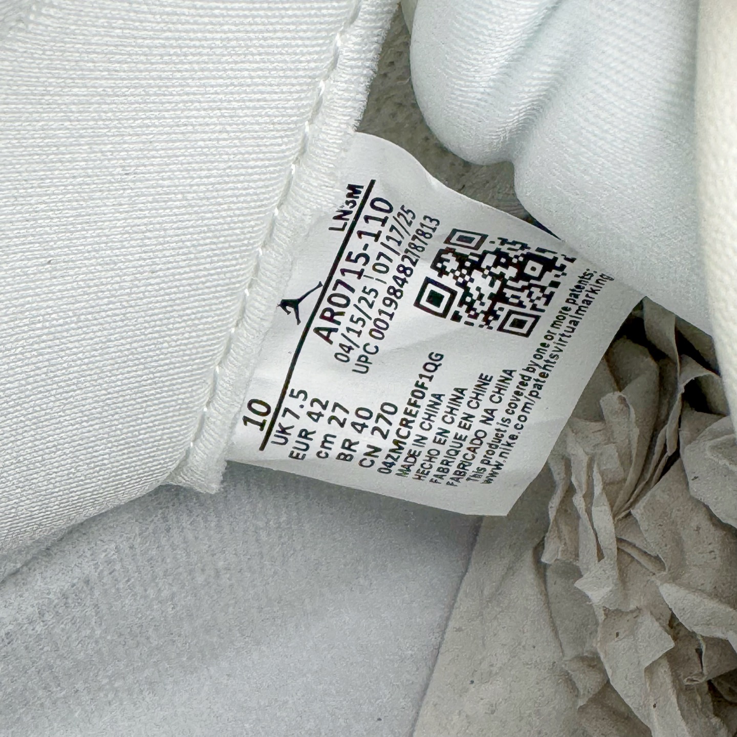 图片[11]-＃KZ神版 Air Jordan AJ11 Retro High 高帮系列 珍珠白 AR0715-110 市场中端王者 耗时半年巨作 全套原纸板楦头开发 确保原汁原味 完美呈现11代版型 此版本只针对中端市场 皮料材质有所更替 其他数据细节工艺流程均保持一致绝不口嗨 细节品控鞋型随意秒杀市面3XX 原楦原档案数据开模打造 原厂中底拉帮钢印 原厂进口漆皮 防冻不开裂 原装鞋撑 水晶大底正确色度色泽 原楦原数据刺绣 原厂车缝走线及对位 毫厘不差 飞人logo采用原数据电脑刺绣 原装正品碳纤维真实碳板 增强抗扭 原内标 原盒标 正确官方原盒 防氧化水晶外底 原厂配套全掌solo气垫 进口港宝加持 后跟自然饱满 全鞋荧光划线卡点 追求极致完美 每一双都是工艺品 多重QC质检 超越公司货的品控标准 实实在在的免检产品 尺码：36 36.5 37.5 38 38.5 39 40 40.5 41 42 42.5 43 44 44.5 45 46 47.5-选品中心