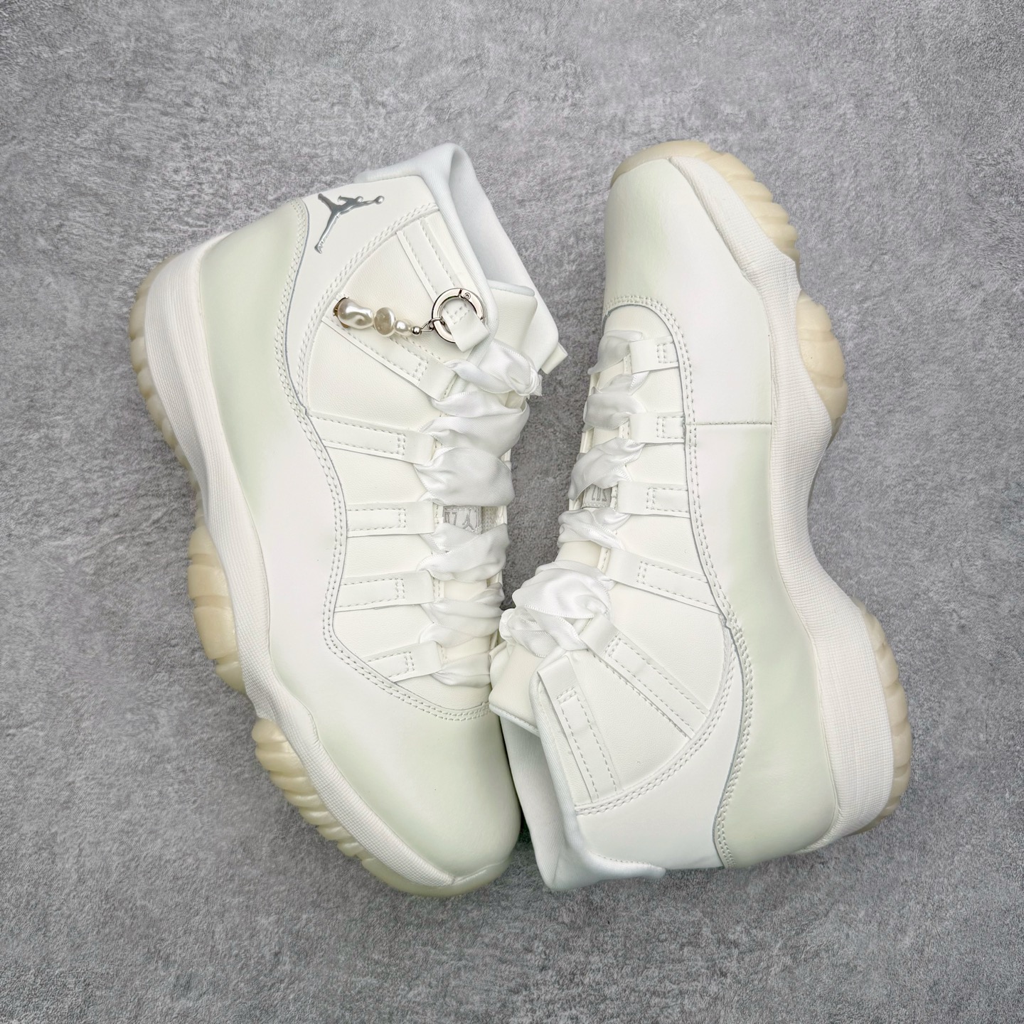 图片[3]-＃KZ神版 Air Jordan AJ11 Retro High 高帮系列 珍珠白 AR0715-110 市场中端王者 耗时半年巨作 全套原纸板楦头开发 确保原汁原味 完美呈现11代版型 此版本只针对中端市场 皮料材质有所更替 其他数据细节工艺流程均保持一致绝不口嗨 细节品控鞋型随意秒杀市面3XX 原楦原档案数据开模打造 原厂中底拉帮钢印 原厂进口漆皮 防冻不开裂 原装鞋撑 水晶大底正确色度色泽 原楦原数据刺绣 原厂车缝走线及对位 毫厘不差 飞人logo采用原数据电脑刺绣 原装正品碳纤维真实碳板 增强抗扭 原内标 原盒标 正确官方原盒 防氧化水晶外底 原厂配套全掌solo气垫 进口港宝加持 后跟自然饱满 全鞋荧光划线卡点 追求极致完美 每一双都是工艺品 多重QC质检 超越公司货的品控标准 实实在在的免检产品 尺码：36 36.5 37.5 38 38.5 39 40 40.5 41 42 42.5 43 44 44.5 45 46 47.5-选品中心