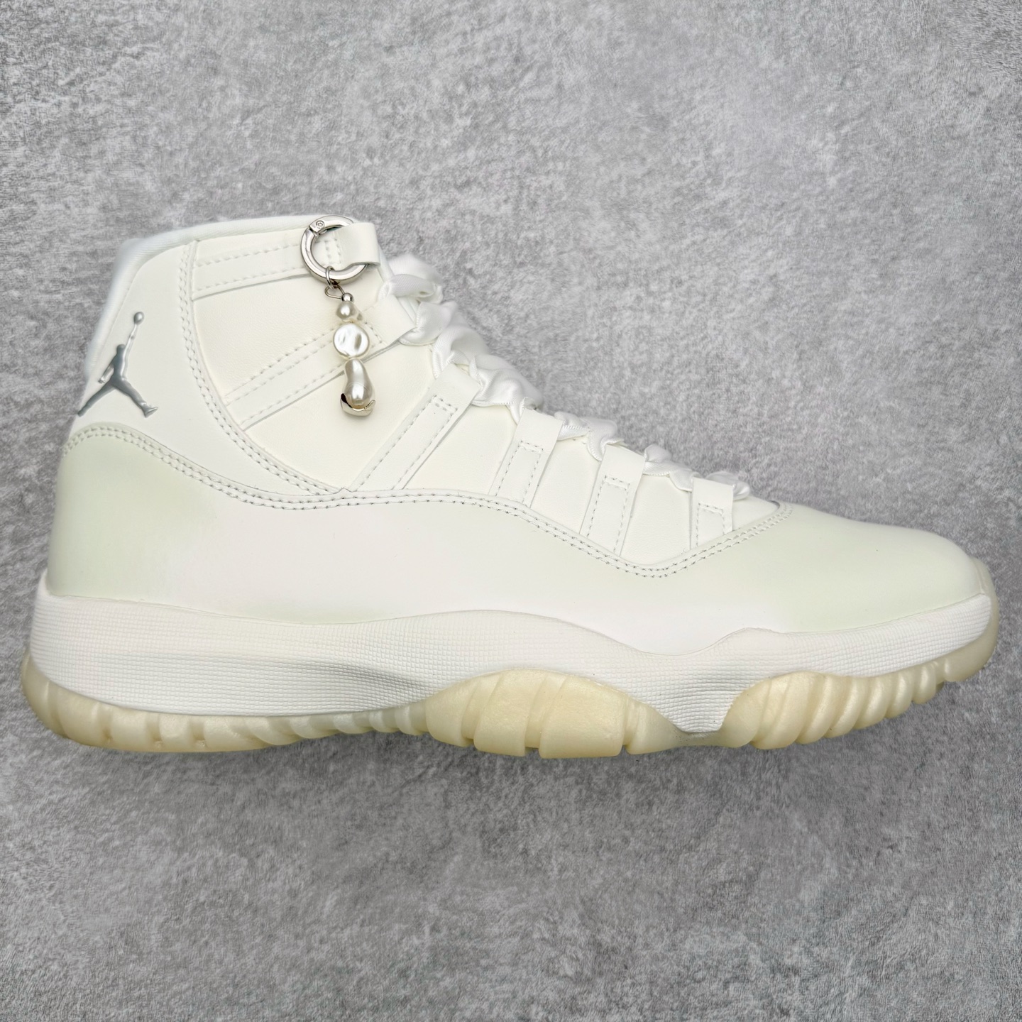 ＃KZ神版 Air Jordan AJ11 Retro High 高帮系列 珍珠白 AR0715-110 市场中端王者 耗时半年巨作 全套原纸板楦头开发 确保原汁原味 完美呈现11代版型 此版本只针对中端市场 皮料材质有所更替 其他数据细节工艺流程均保持一致绝不口嗨 细节品控鞋型随意秒杀市面3XX 原楦原档案数据开模打造 原厂中底拉帮钢印 原厂进口漆皮 防冻不开裂 原装鞋撑 水晶大底正确色度色泽 原楦原数据刺绣 原厂车缝走线及对位 毫厘不差 飞人logo采用原数据电脑刺绣 原装正品碳纤维真实碳板 增强抗扭 原内标 原盒标 正确官方原盒 防氧化水晶外底 原厂配套全掌solo气垫 进口港宝加持 后跟自然饱满 全鞋荧光划线卡点 追求极致完美 每一双都是工艺品 多重QC质检 超越公司货的品控标准 实实在在的免检产品 尺码：36 36.5 37.5 38 38.5 39 40 40.5 41 42 42.5 43 44 44.5 45 46 47.5-选品中心
