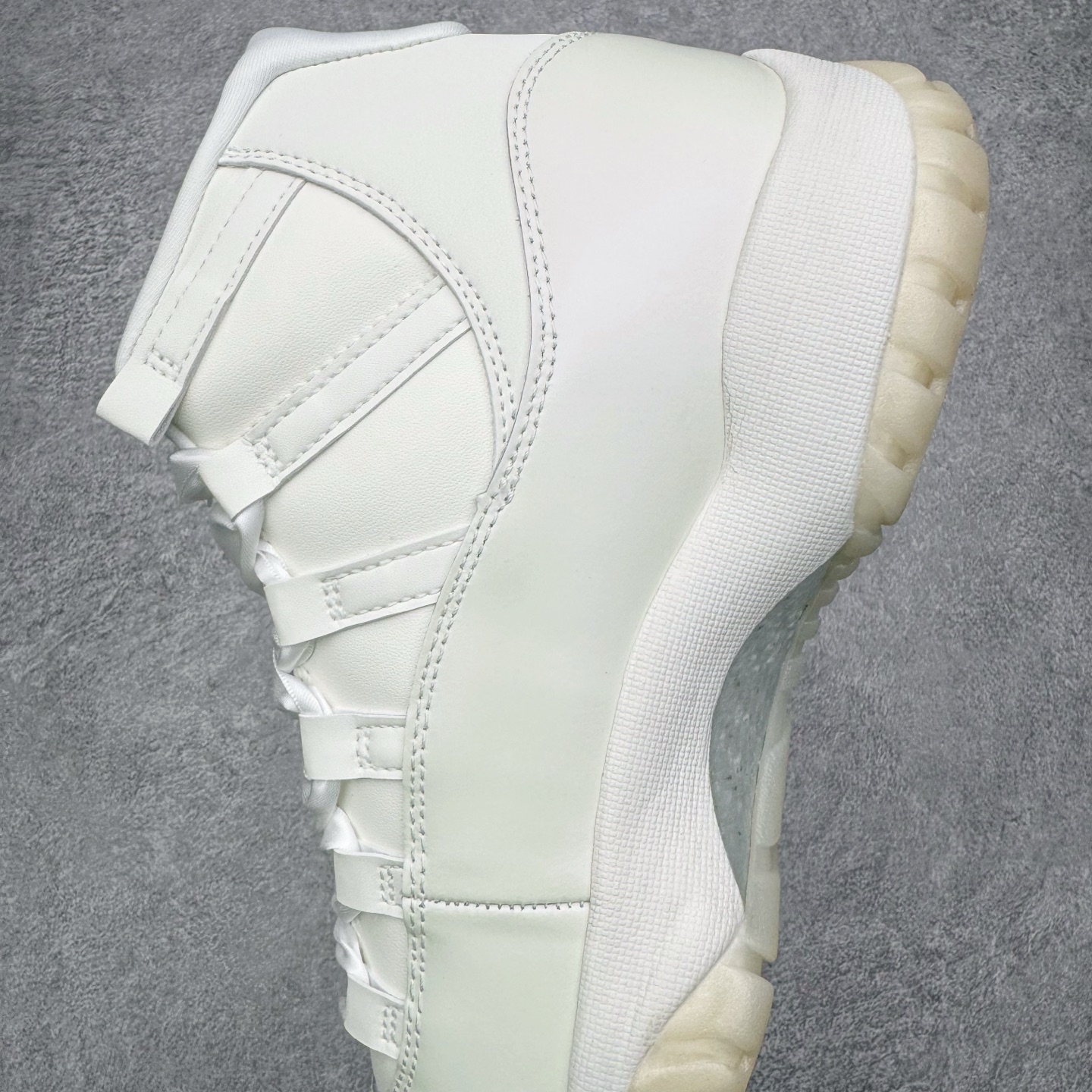 图片[7]-＃KZ神版 Air Jordan AJ11 Retro High 高帮系列 珍珠白 AR0715-110 市场中端王者 耗时半年巨作 全套原纸板楦头开发 确保原汁原味 完美呈现11代版型 此版本只针对中端市场 皮料材质有所更替 其他数据细节工艺流程均保持一致绝不口嗨 细节品控鞋型随意秒杀市面3XX 原楦原档案数据开模打造 原厂中底拉帮钢印 原厂进口漆皮 防冻不开裂 原装鞋撑 水晶大底正确色度色泽 原楦原数据刺绣 原厂车缝走线及对位 毫厘不差 飞人logo采用原数据电脑刺绣 原装正品碳纤维真实碳板 增强抗扭 原内标 原盒标 正确官方原盒 防氧化水晶外底 原厂配套全掌solo气垫 进口港宝加持 后跟自然饱满 全鞋荧光划线卡点 追求极致完美 每一双都是工艺品 多重QC质检 超越公司货的品控标准 实实在在的免检产品 尺码：36 36.5 37.5 38 38.5 39 40 40.5 41 42 42.5 43 44 44.5 45 46 47.5-选品中心