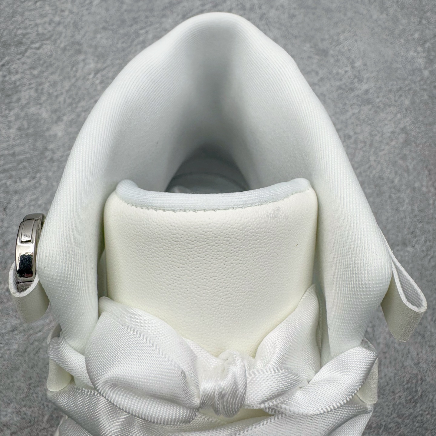 图片[14]-＃KZ神版 Air Jordan AJ11 Retro High 高帮系列 珍珠白 AR0715-110 市场中端王者 耗时半年巨作 全套原纸板楦头开发 确保原汁原味 完美呈现11代版型 此版本只针对中端市场 皮料材质有所更替 其他数据细节工艺流程均保持一致绝不口嗨 细节品控鞋型随意秒杀市面3XX 原楦原档案数据开模打造 原厂中底拉帮钢印 原厂进口漆皮 防冻不开裂 原装鞋撑 水晶大底正确色度色泽 原楦原数据刺绣 原厂车缝走线及对位 毫厘不差 飞人logo采用原数据电脑刺绣 原装正品碳纤维真实碳板 增强抗扭 原内标 原盒标 正确官方原盒 防氧化水晶外底 原厂配套全掌solo气垫 进口港宝加持 后跟自然饱满 全鞋荧光划线卡点 追求极致完美 每一双都是工艺品 多重QC质检 超越公司货的品控标准 实实在在的免检产品 尺码：36 36.5 37.5 38 38.5 39 40 40.5 41 42 42.5 43 44 44.5 45 46 47.5-选品中心